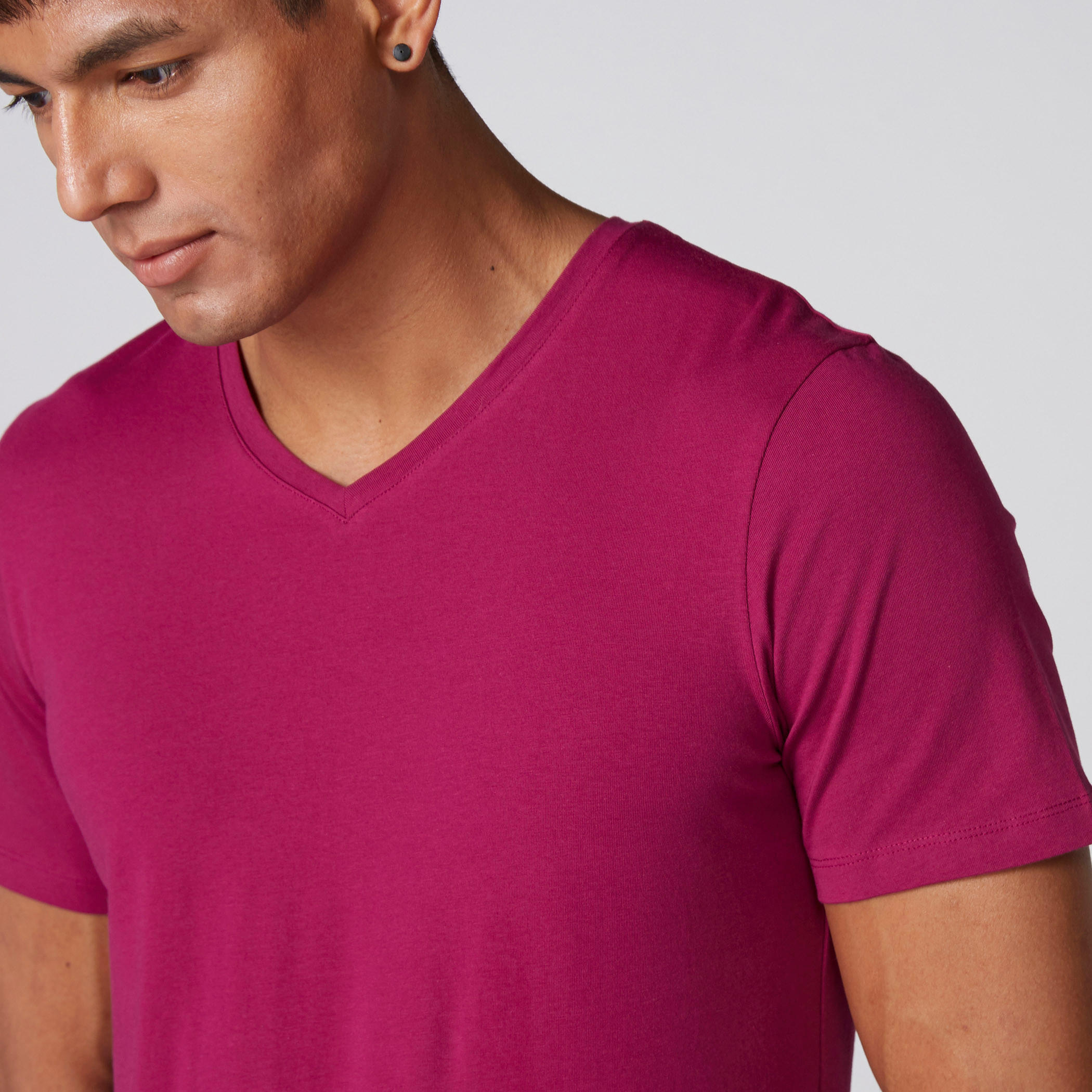 تيشيرت بياقة V وأكمام قصيرة-men-clothing-tshirtsandpolos-tshirts-image-1