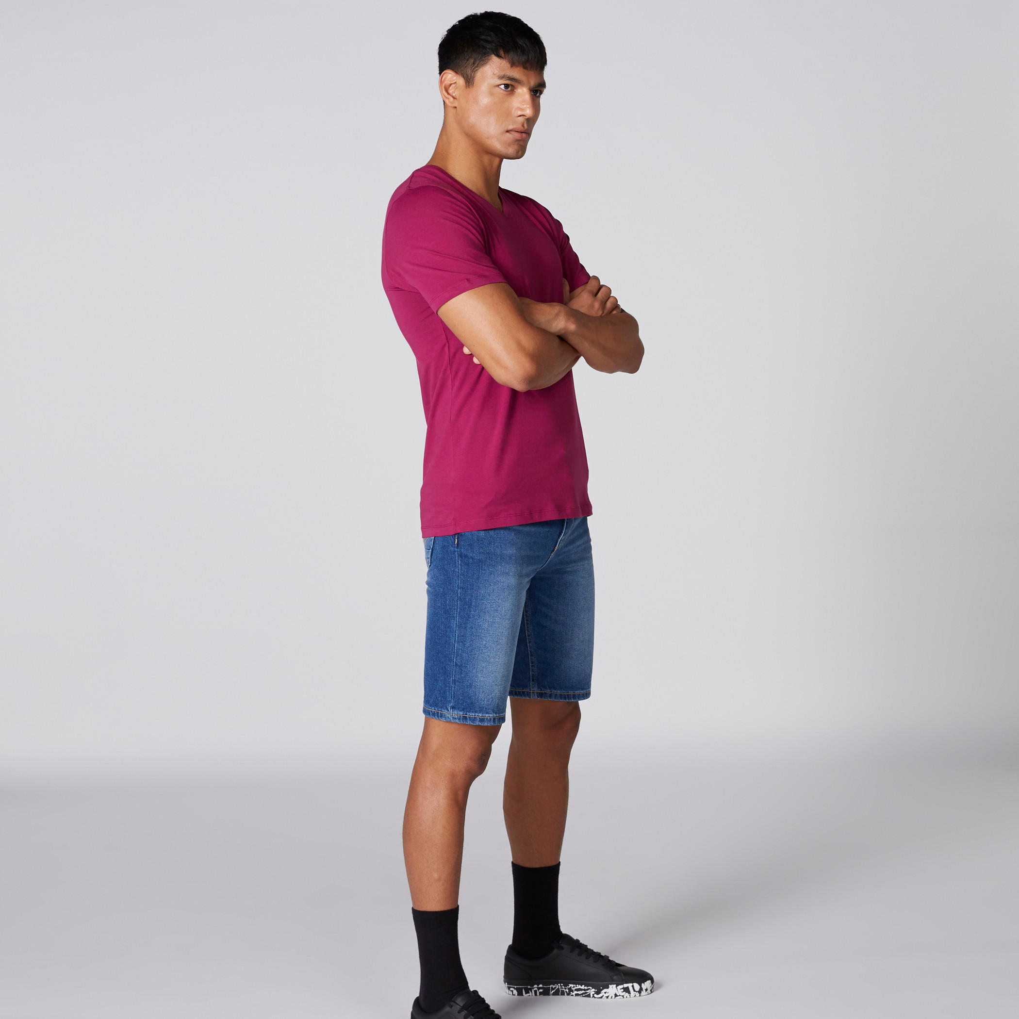 تيشيرت بياقة V وأكمام قصيرة-men-clothing-tshirtsandpolos-tshirts-image-4