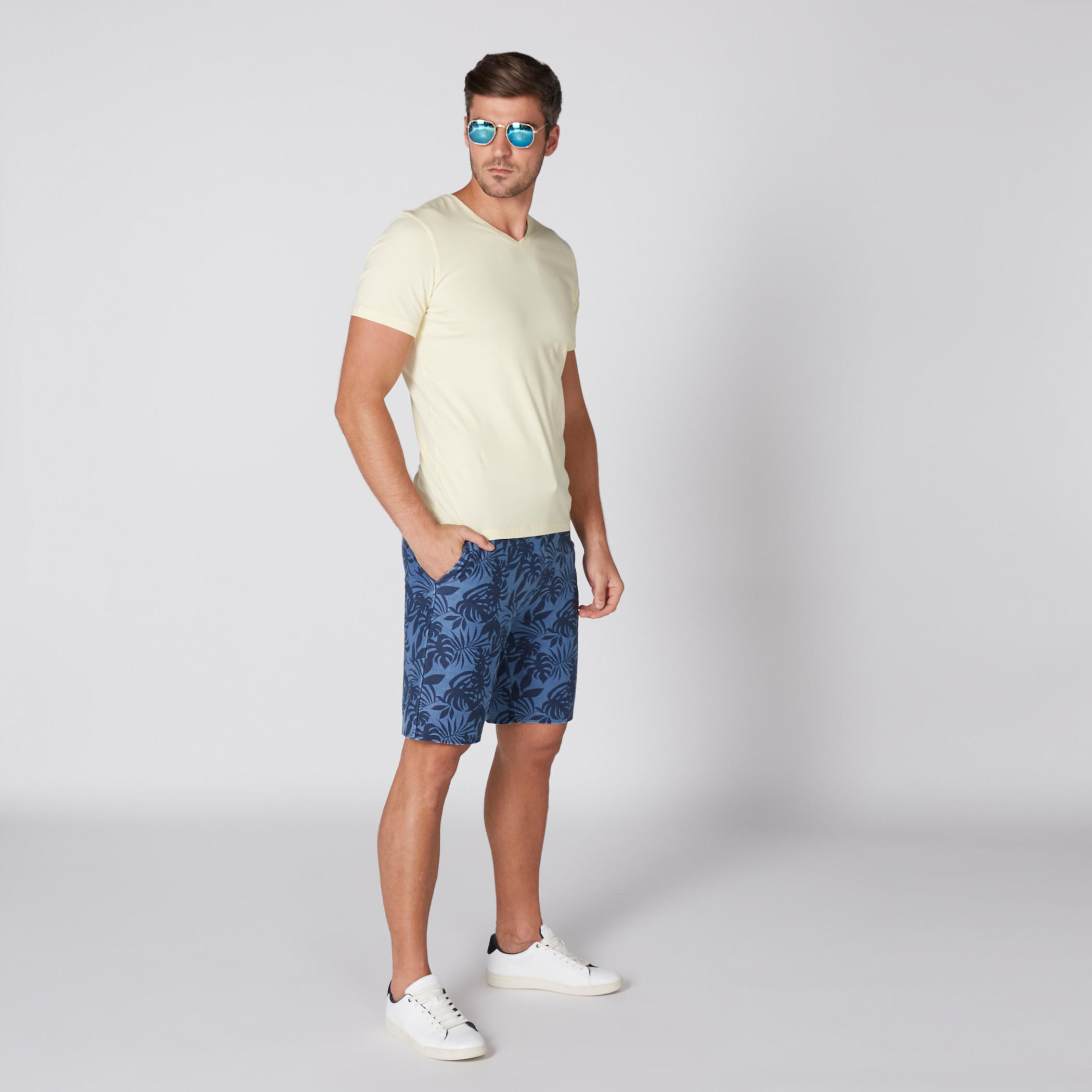 تيشيرت بياقة V وأكمام قصيرة-men-clothing-tshirtsandpolos-tshirts-image-1