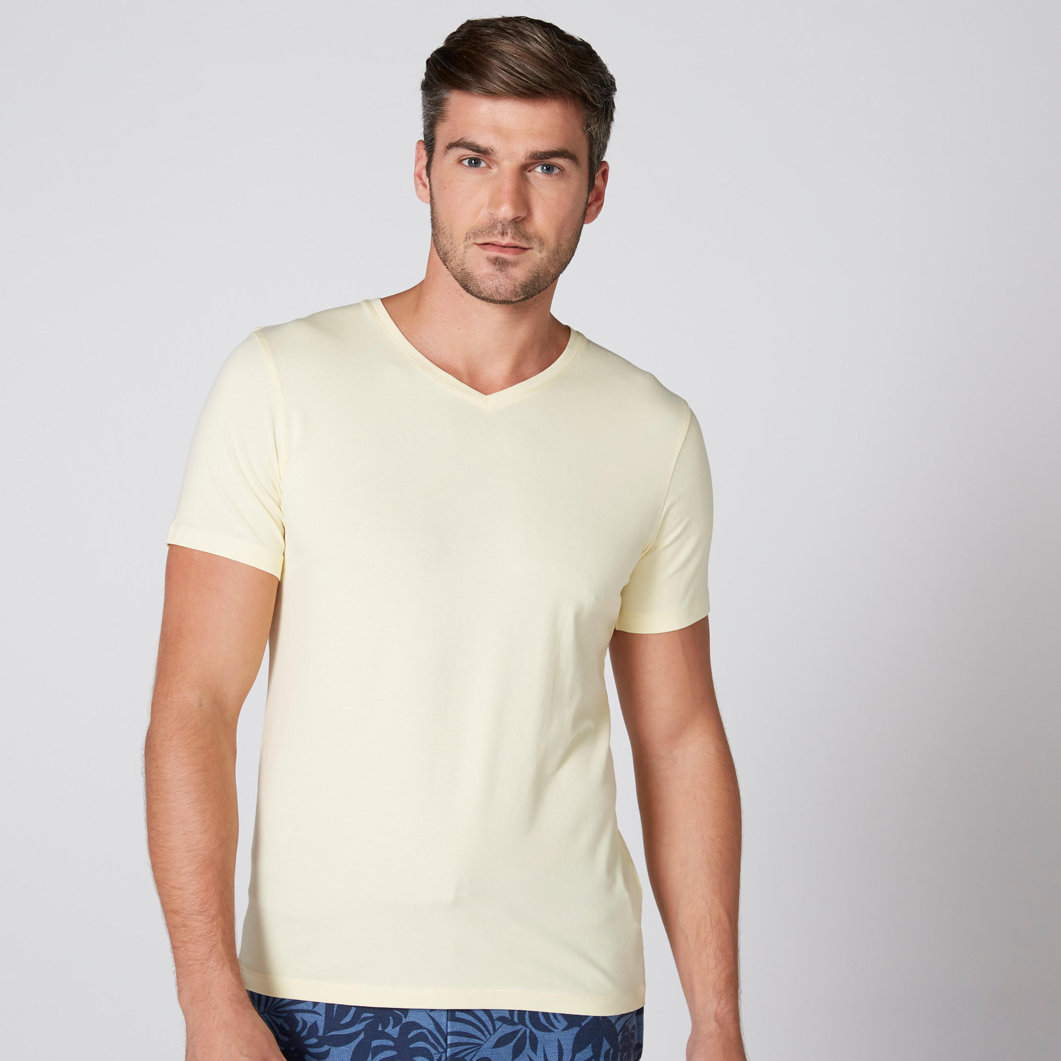 تيشيرت بياقة V وأكمام قصيرة-men-clothing-tshirtsandpolos-tshirts-image-2