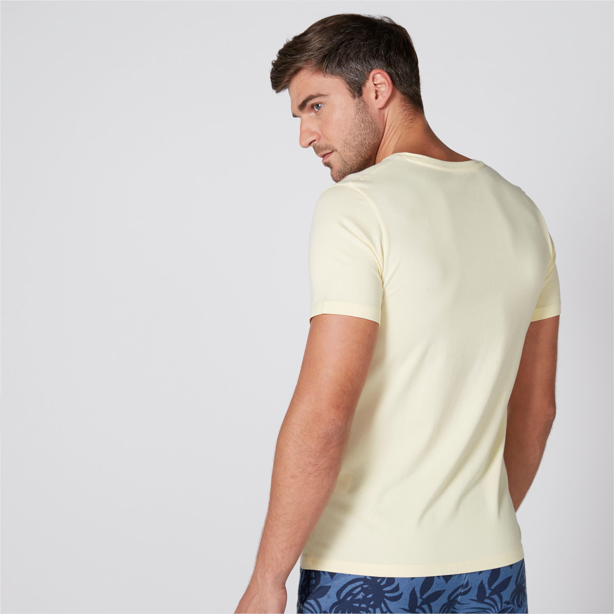 تيشيرت بياقة V وأكمام قصيرة-men-clothing-tshirtsandpolos-tshirts-image-3