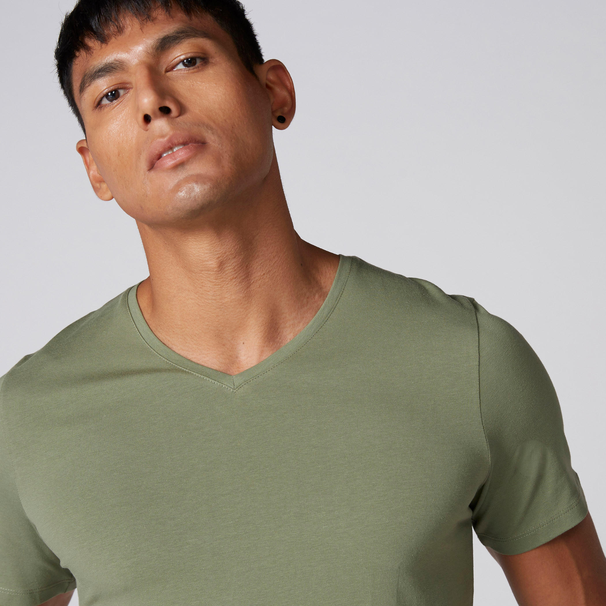 تيشيرت بياقة V وأكمام قصيرة-men-clothing-tshirtsandpolos-tshirts-image-1