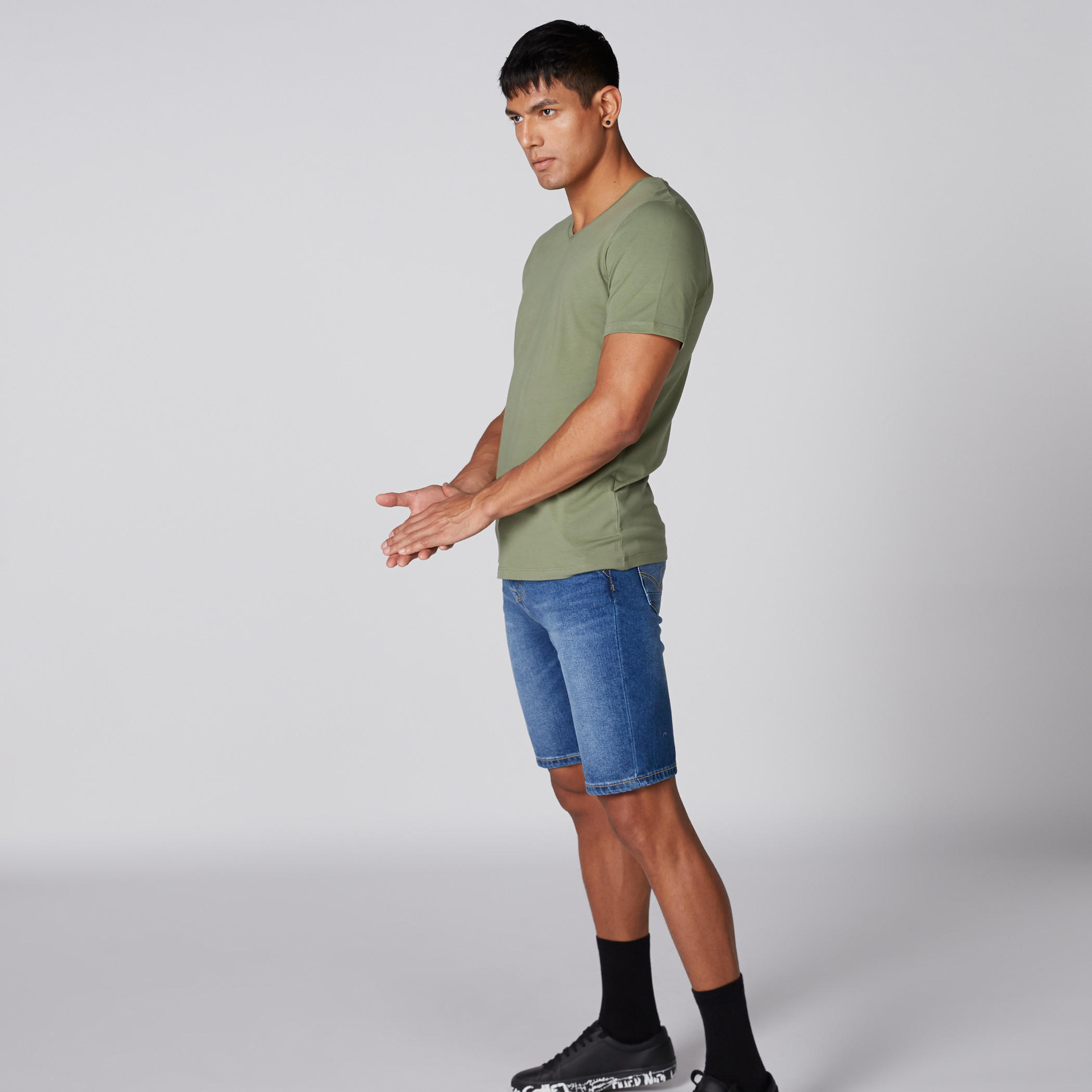 تيشيرت بياقة V وأكمام قصيرة-men-clothing-tshirtsandpolos-tshirts-image-4