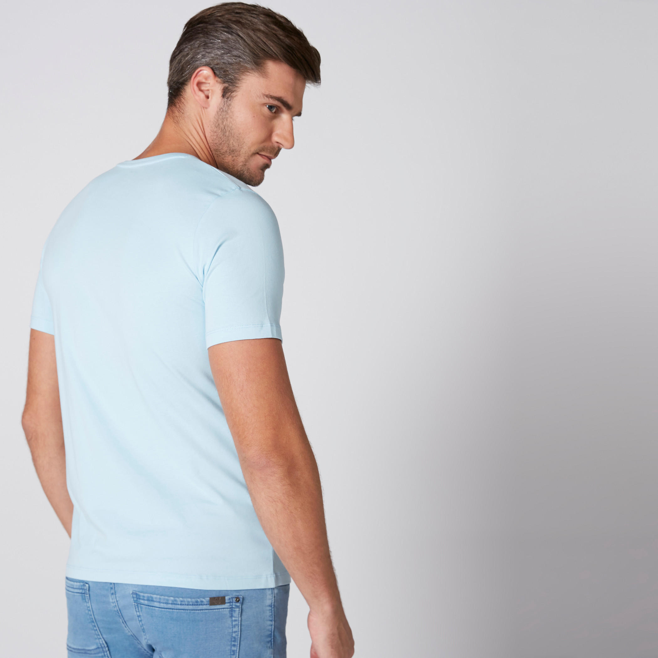 تيشيرت بياقة V وأكمام قصيرة-men-clothing-tshirtsandpolos-tshirts-image-1
