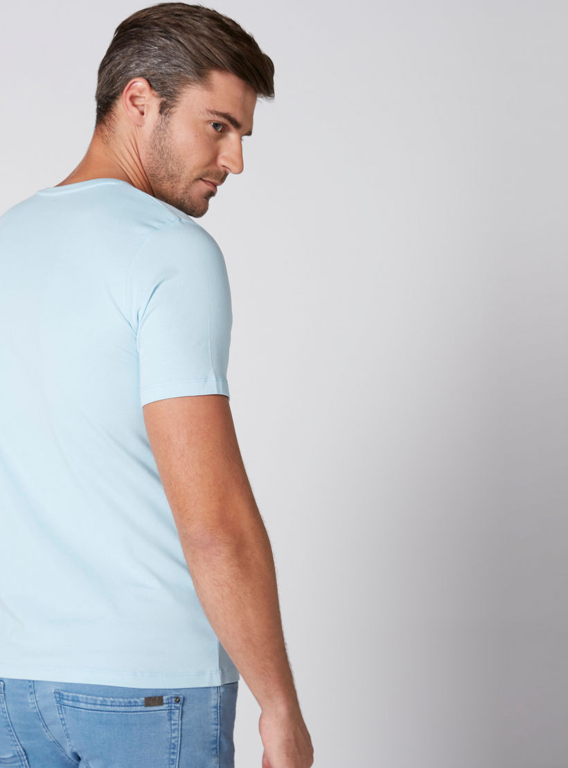 تيشيرت بياقة V وأكمام قصيرة-men-clothing-tshirtsandpolos-tshirts-image-1