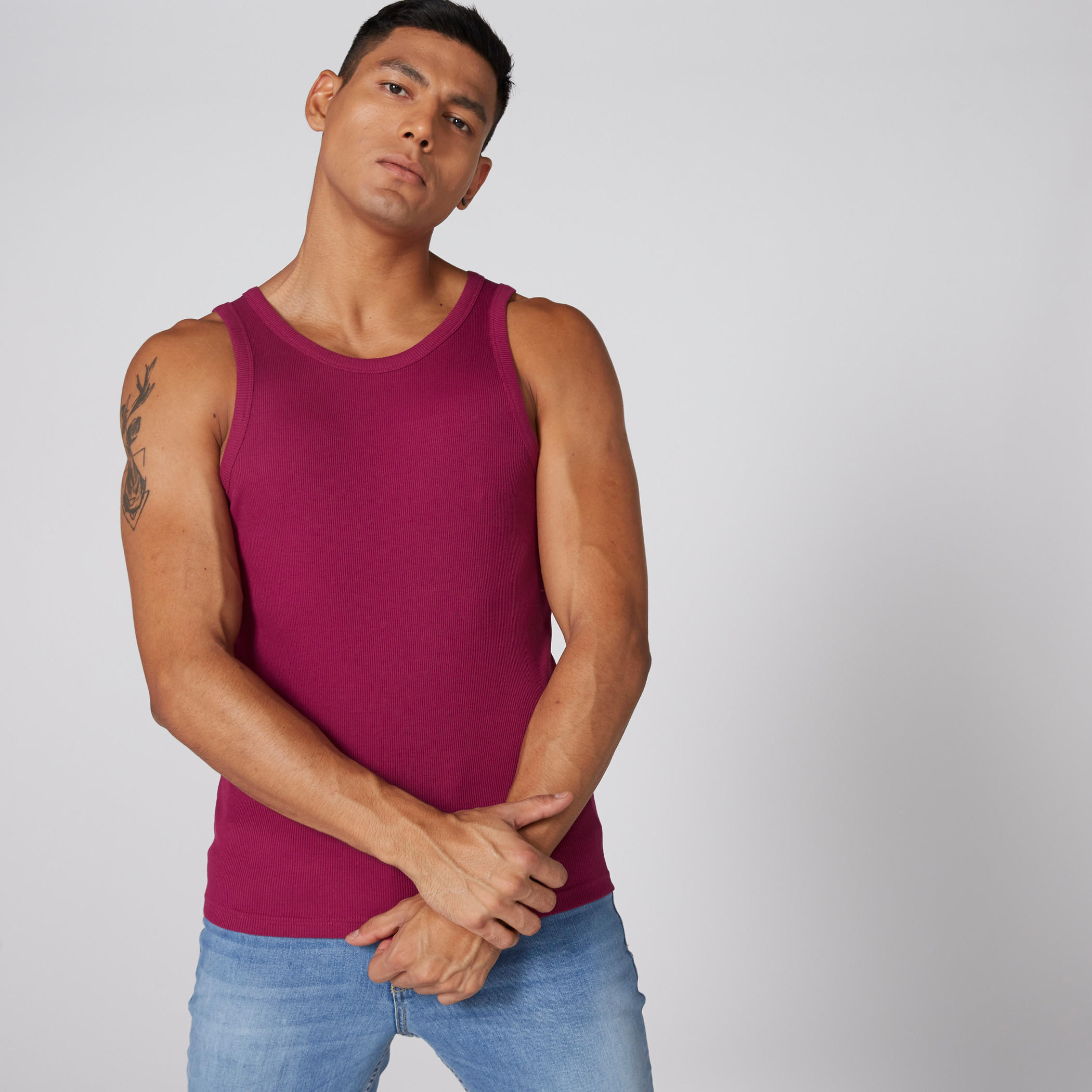 سترة فيست مضلعة دون أكمام بياقة عميقة-men-clothing-tshirtsandpolos-vests-image-1