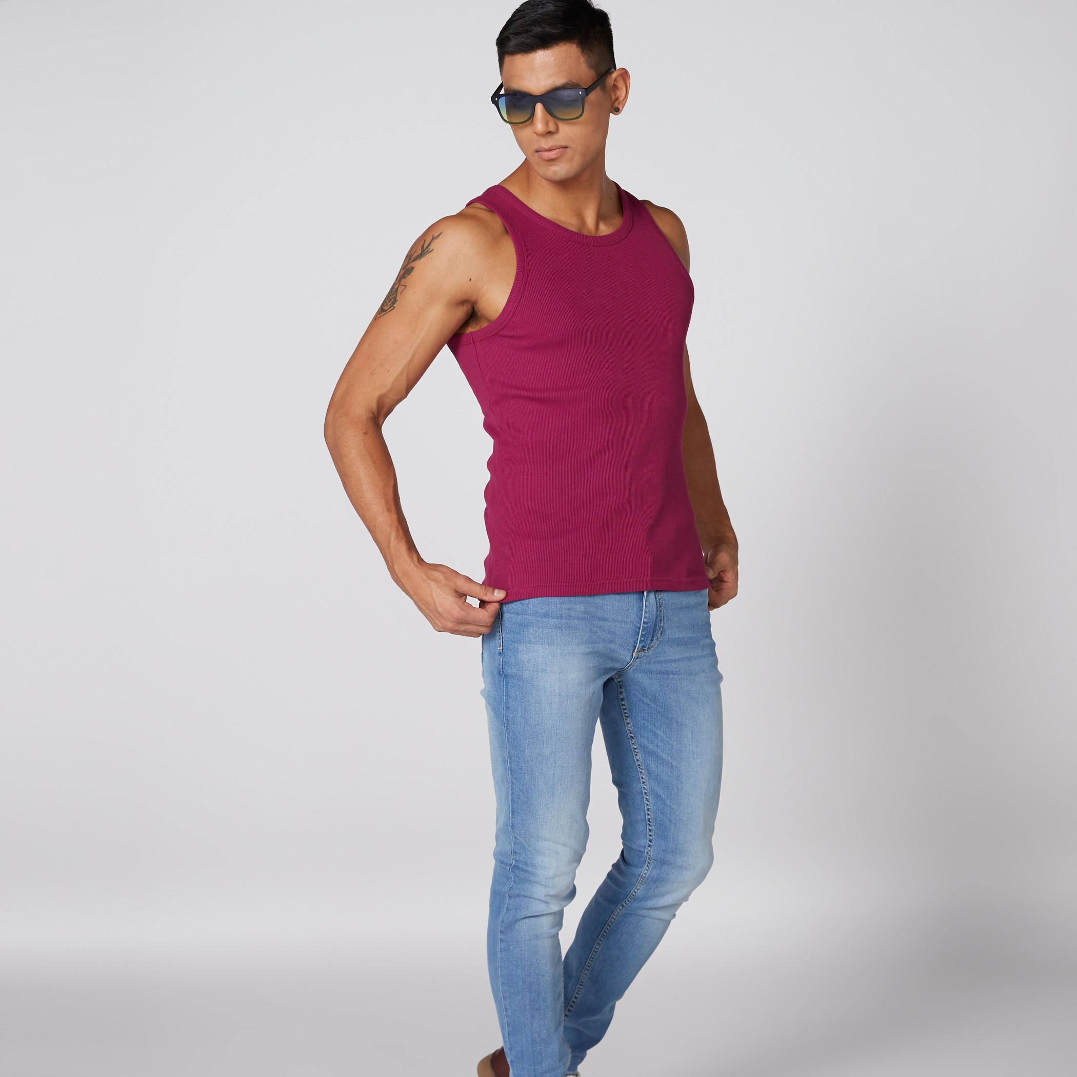 سترة فيست مضلعة دون أكمام بياقة عميقة-men-clothing-tshirtsandpolos-vests-image-4