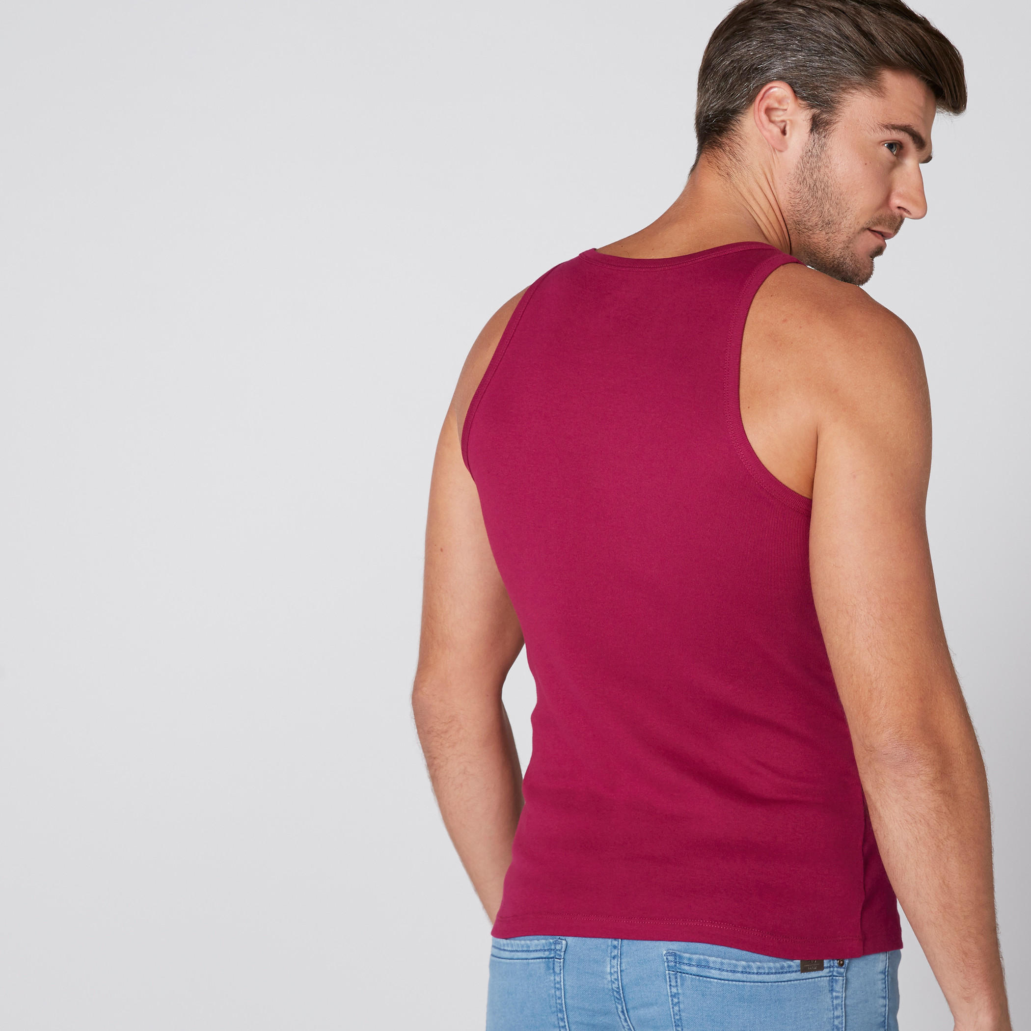 سترة فيست دون أكمام بياقة عميقة-men-clothing-tshirtsandpolos-vests-image-1