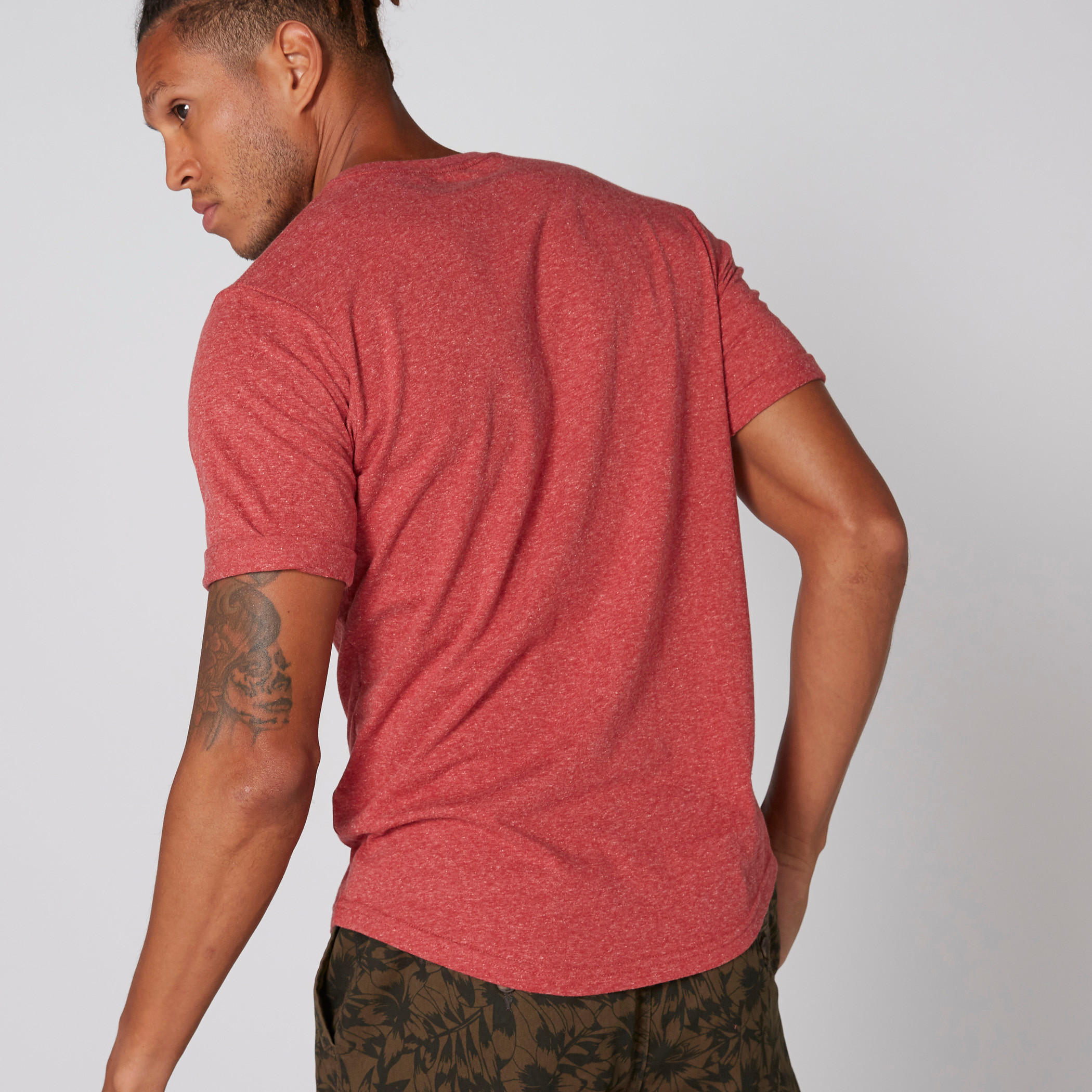 تيشيرت بياقة ضيقة وأكمام قصيرة-men-clothing-tshirtsandpolos-tshirts-image-2