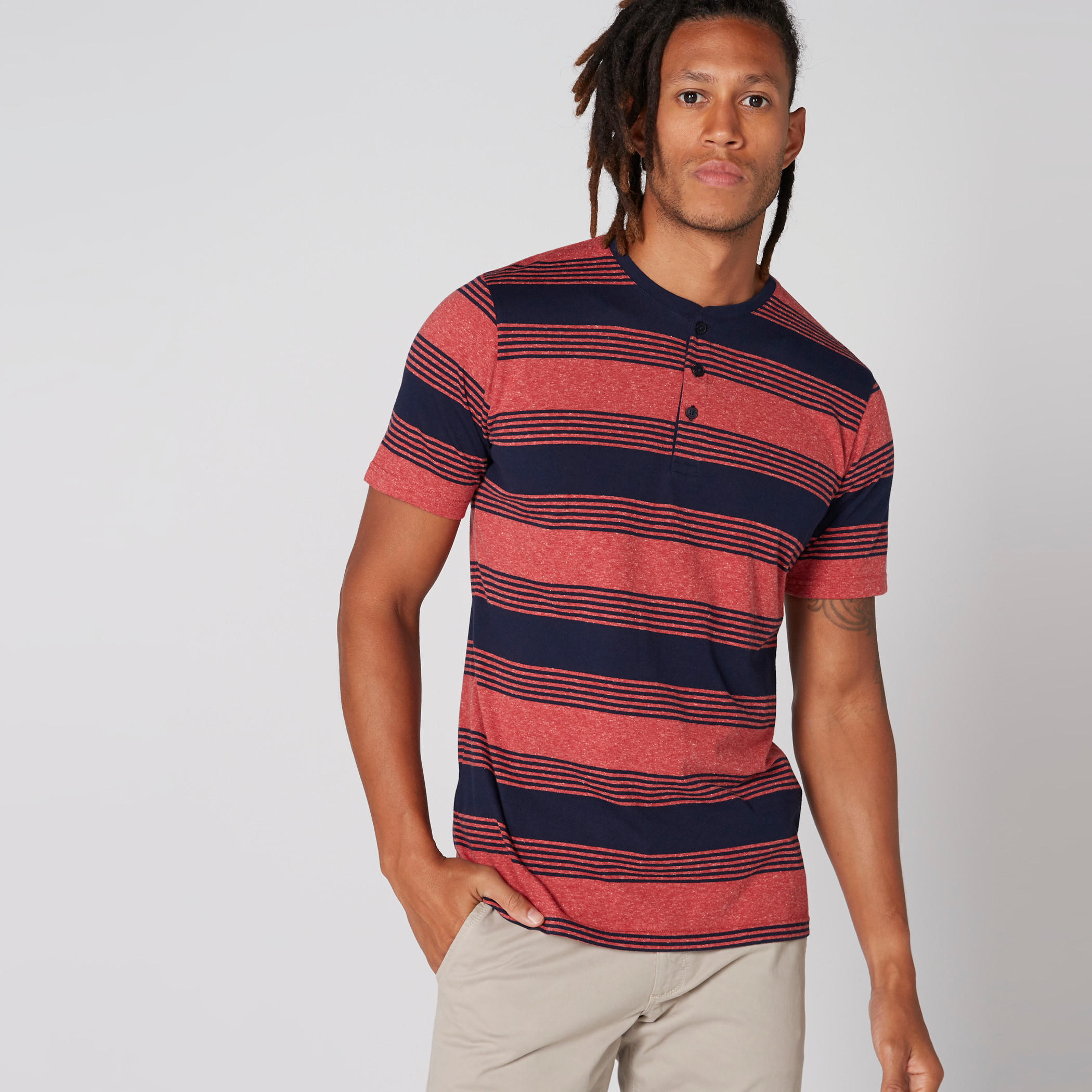 تيشيرت مقلّم بياقة هينلي وأكمام قصيرة-men-clothing-tshirtsandpolos-tshirts-image-1