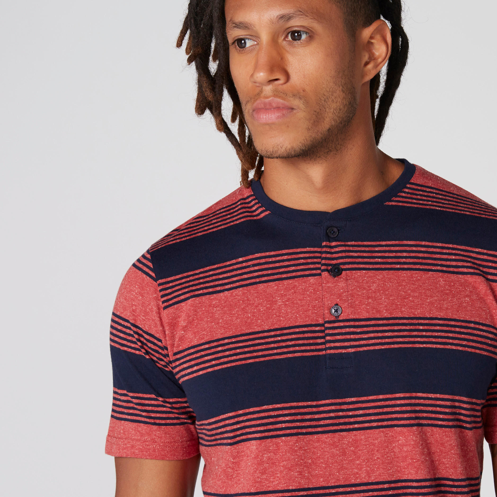 تيشيرت مقلّم بياقة هينلي وأكمام قصيرة-men-clothing-tshirtsandpolos-tshirts-image-4
