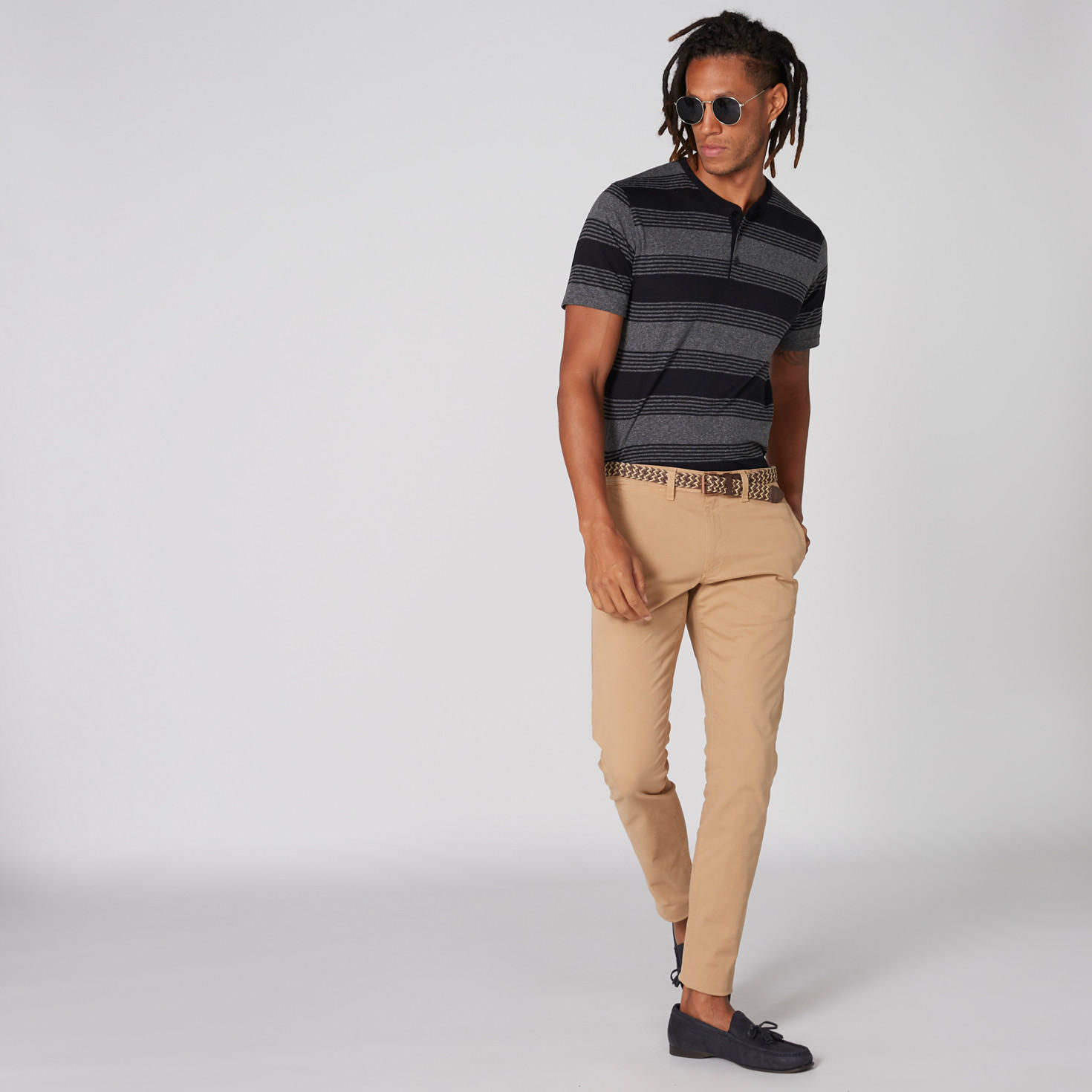 تيشيرت مقلّم بياقة هينلي وأكمام قصيرة-men-clothing-tshirtsandpolos-tshirts-image-1