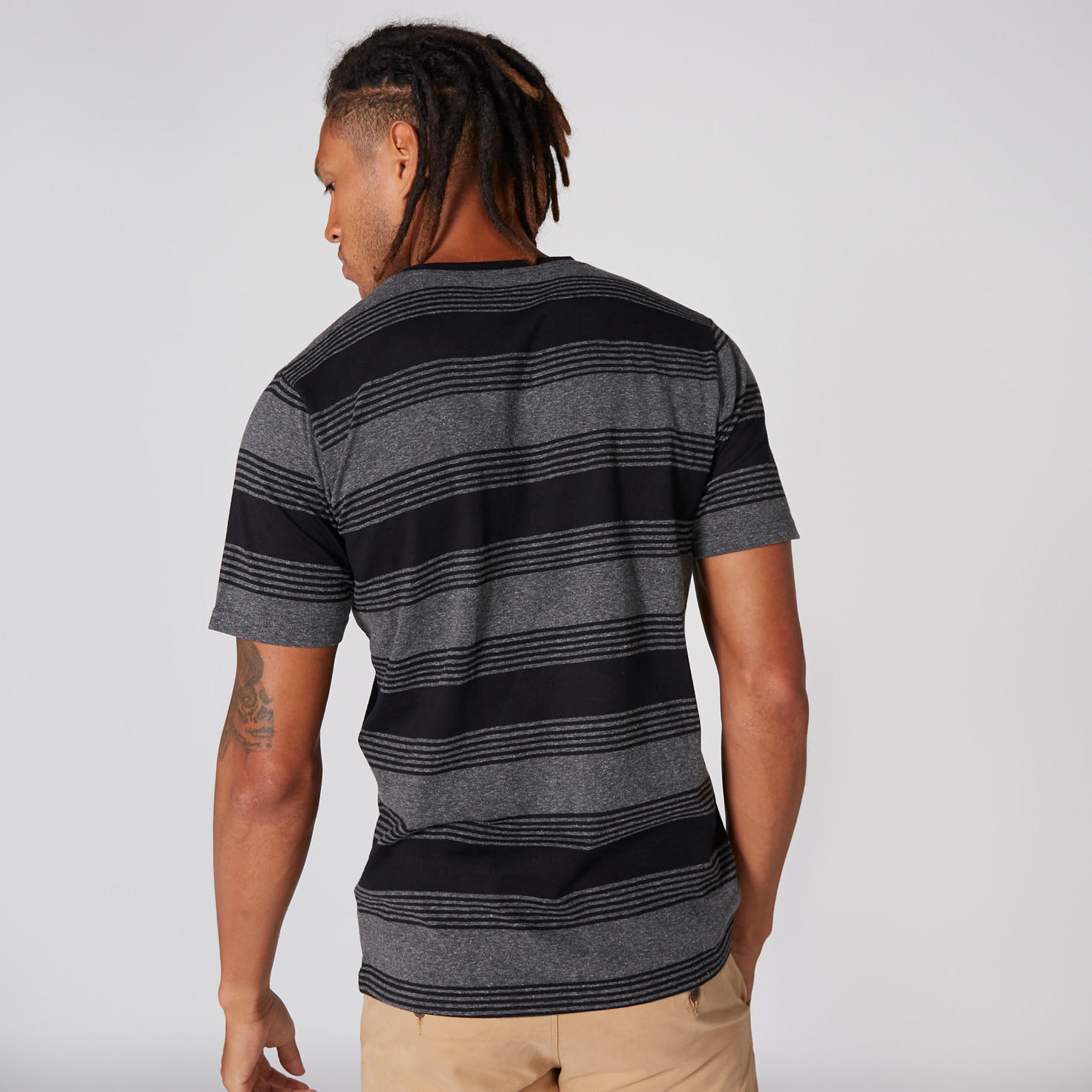 تيشيرت مقلّم بياقة هينلي وأكمام قصيرة-men-clothing-tshirtsandpolos-tshirts-image-2