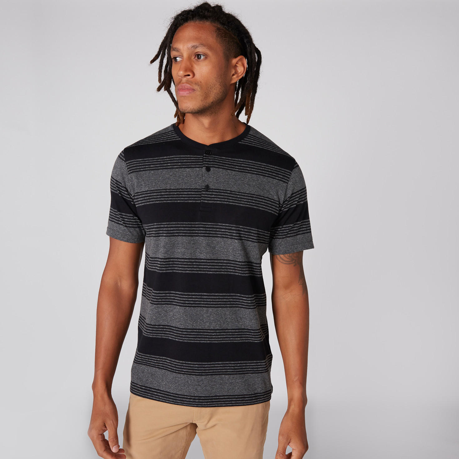 تيشيرت مقلّم بياقة هينلي وأكمام قصيرة-men-clothing-tshirtsandpolos-tshirts-image-3