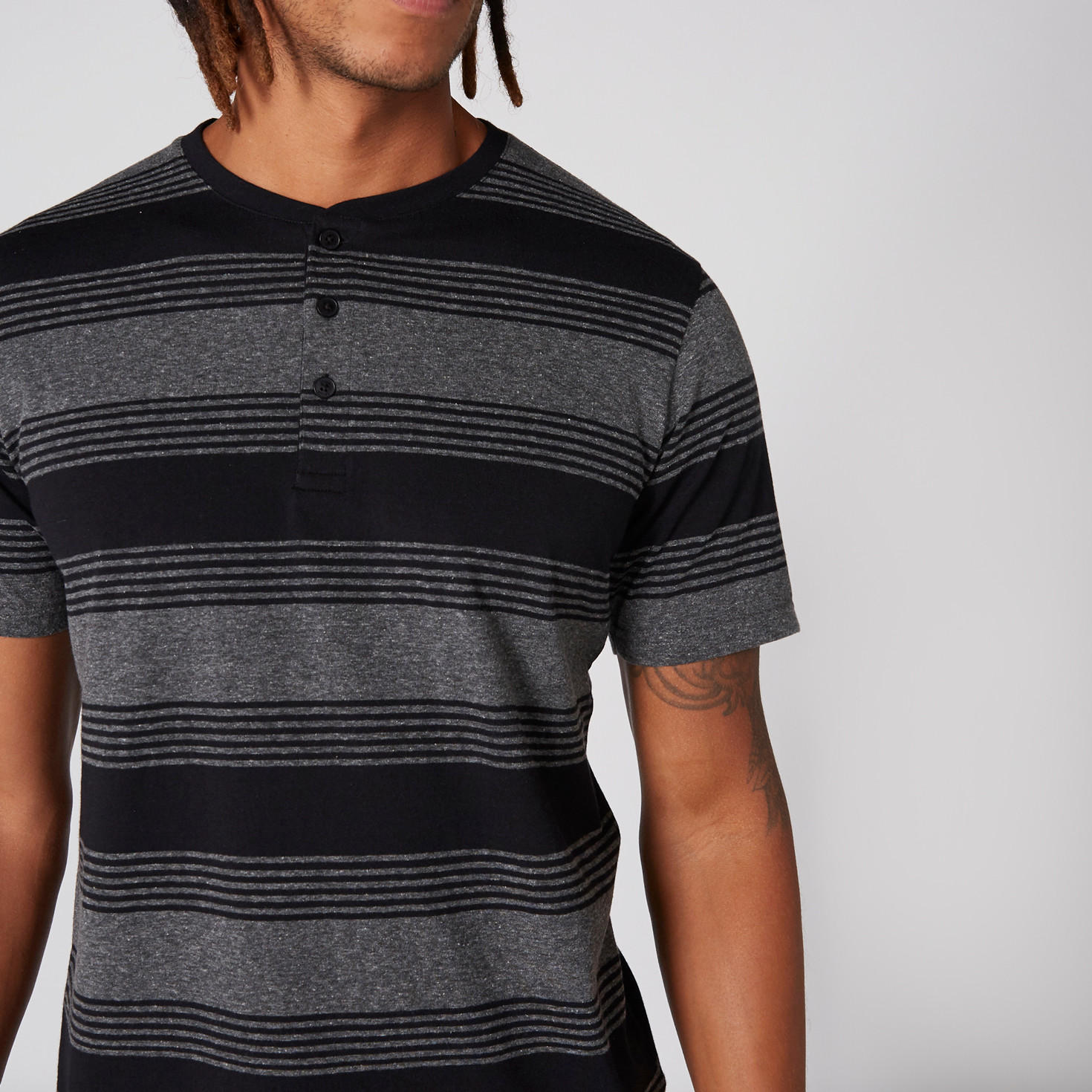 تيشيرت مقلّم بياقة هينلي وأكمام قصيرة-men-clothing-tshirtsandpolos-tshirts-image-4
