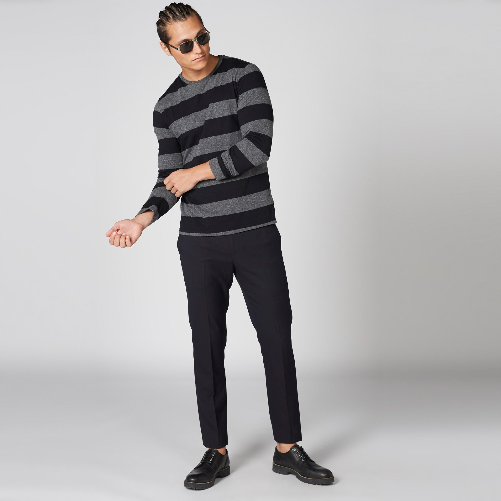 تيشيرت مقلّم بياقة ضيقة وأكمام طويلة-men-clothing-tshirtsandpolos-tshirts-image-1