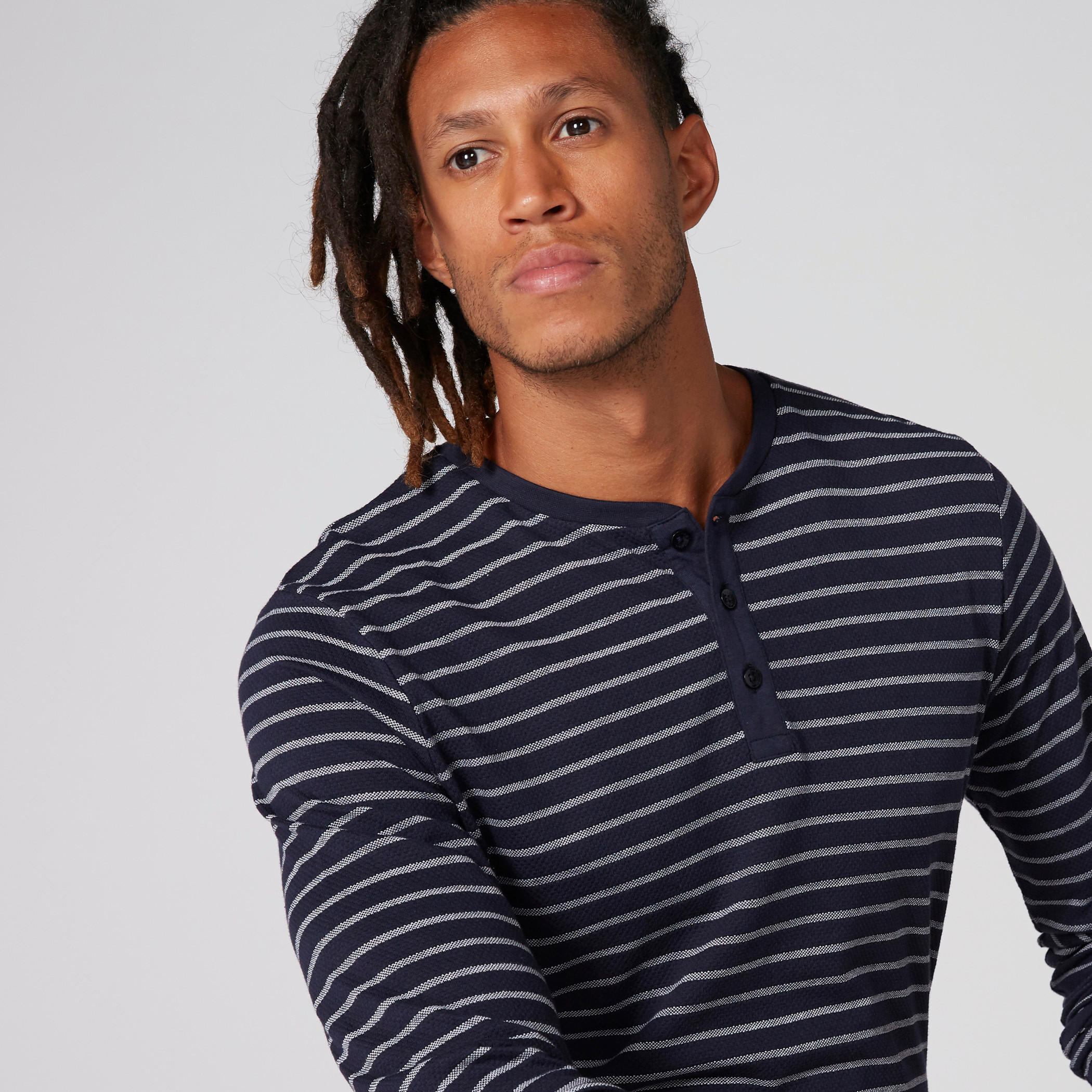 تيشيرت مقلّم بياقة هينلي وأكمام طويلة-men-clothing-tshirtsandpolos-tshirts-image-4