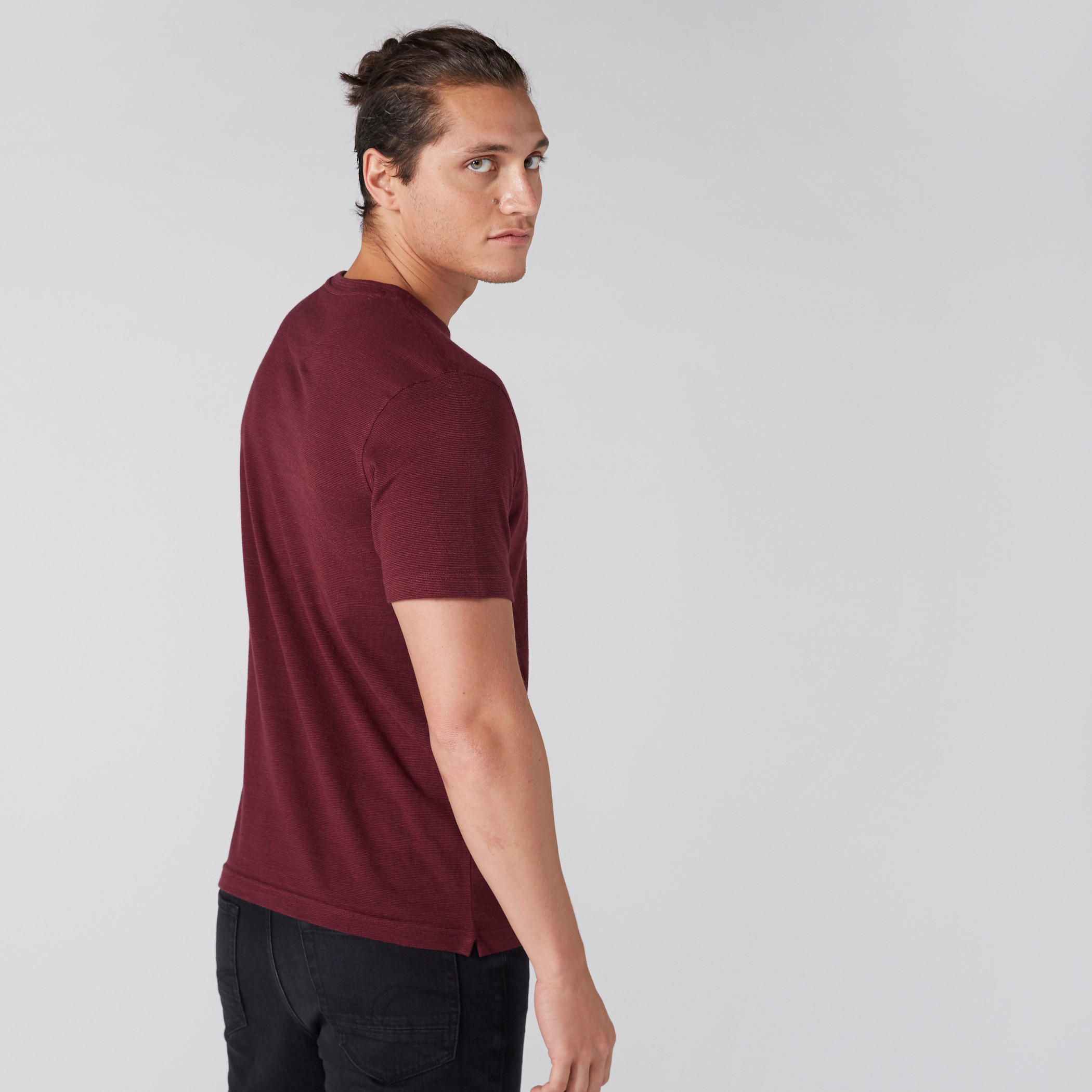 تيشيرت بياقة دائرية وبأكمام قصيرة-men-clothing-tshirtsandpolos-tshirts-image-2