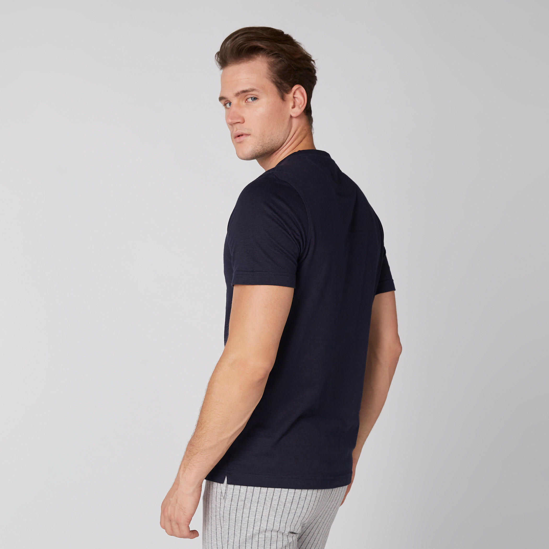تيشيرت بأكمام قصيرة وياقة مستديرة-men-clothing-tshirtsandpolos-tshirts-image-2