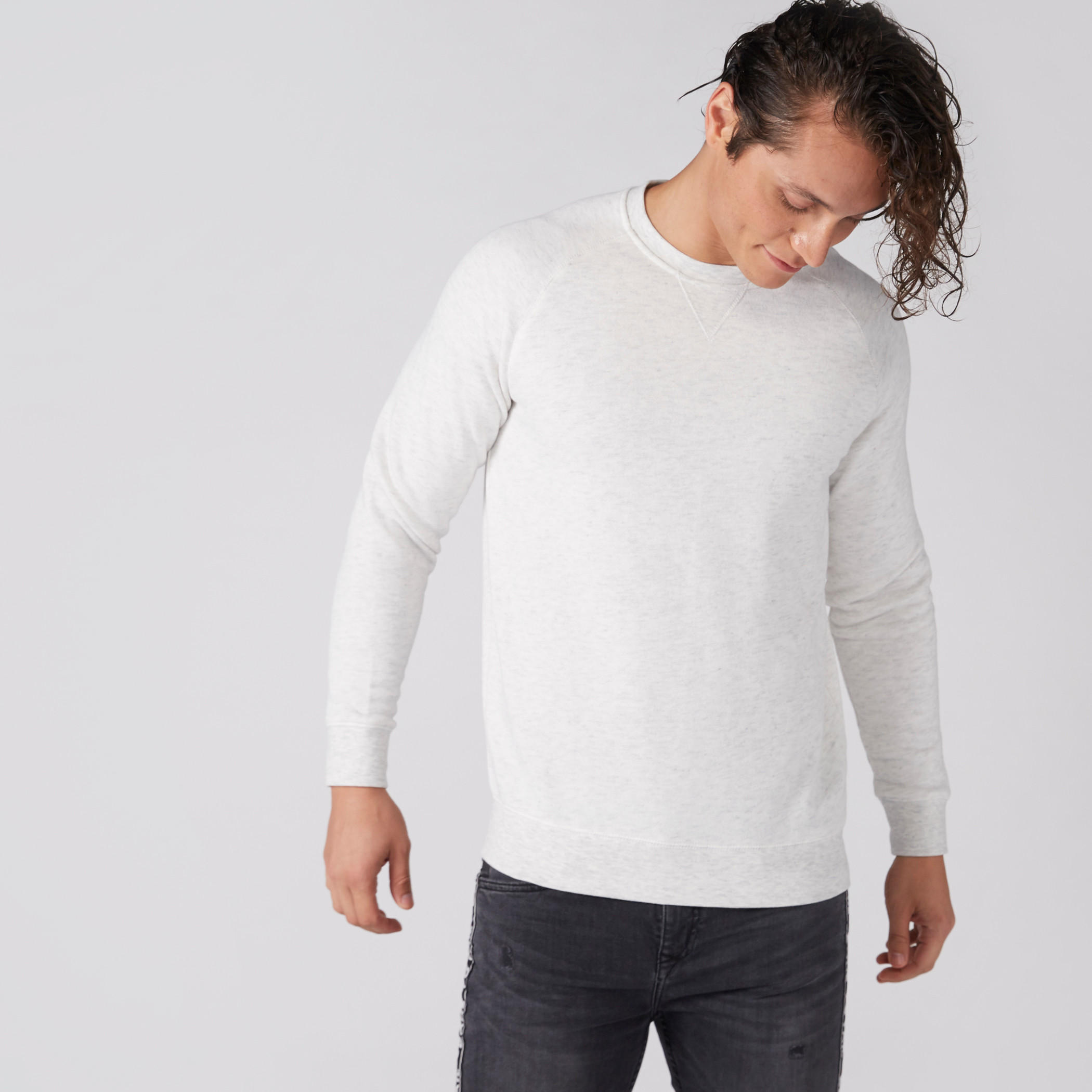 سويت شيرت بياقة ضيقة وأكمام مغايرة-men-winterwear-hoodiesandsweatshirts-image-1
