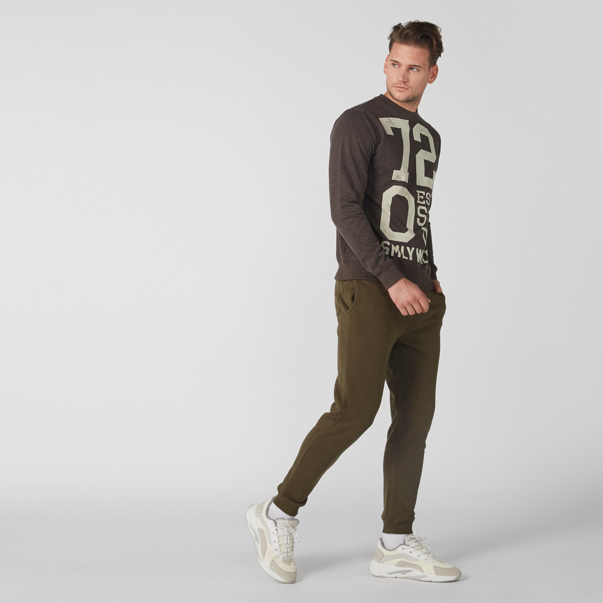 بنطال رياضي طويل برباط وجيوب-men-clothing-bottoms-joggers-image-3