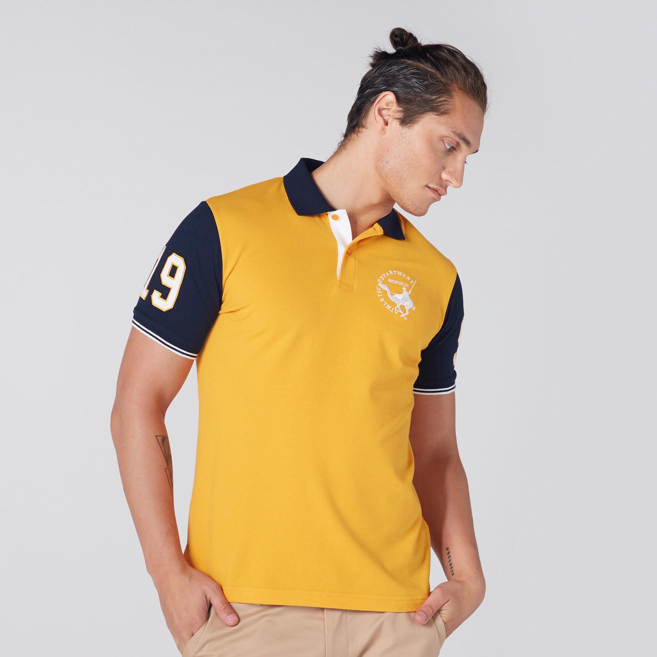 تيشرت بنقش مطبوع وياقة بولو وأكمام قصيرة-men-clothing-tshirtsandpolos-polos-image-1