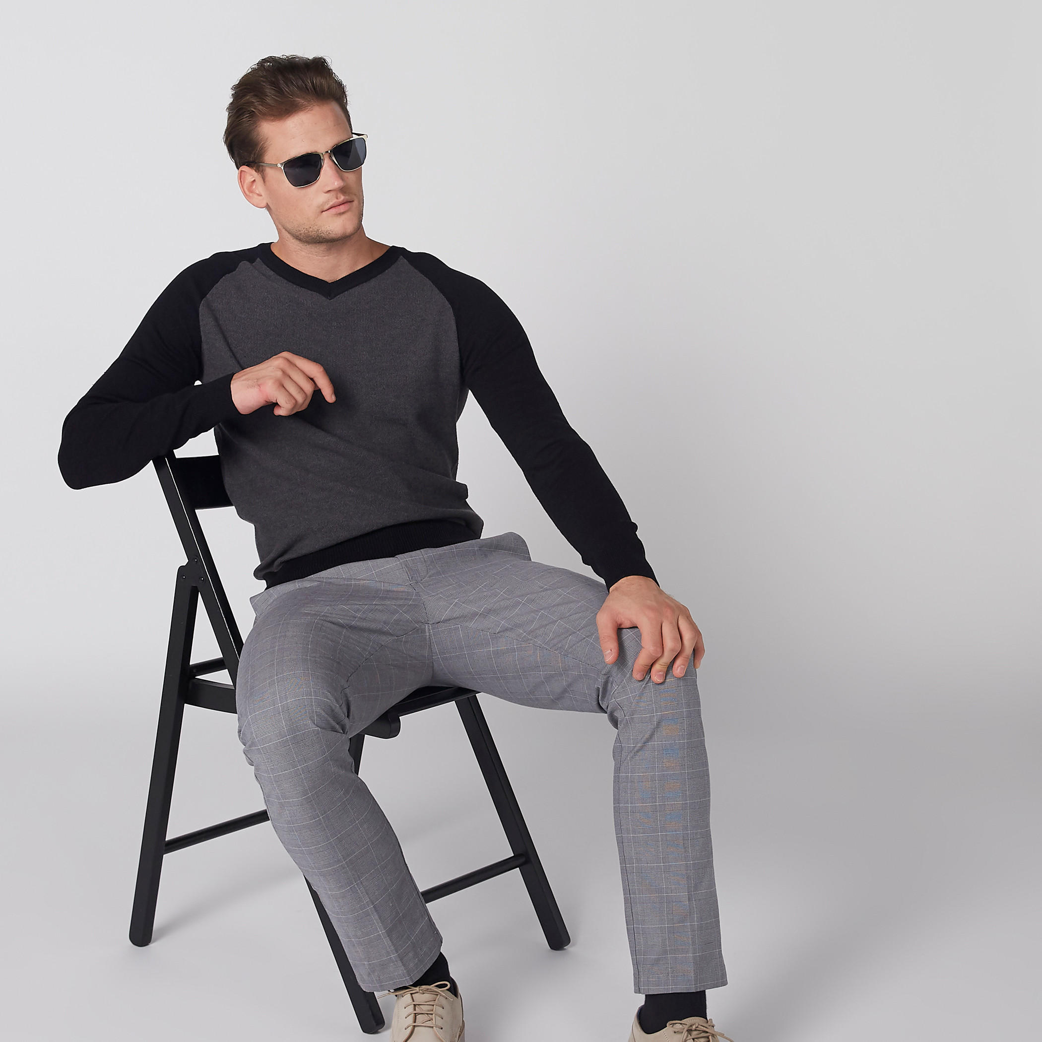 سويت شيرت بياقة V وأكمام مغايرة-men-clothing-sweatersandpullovers-image-1