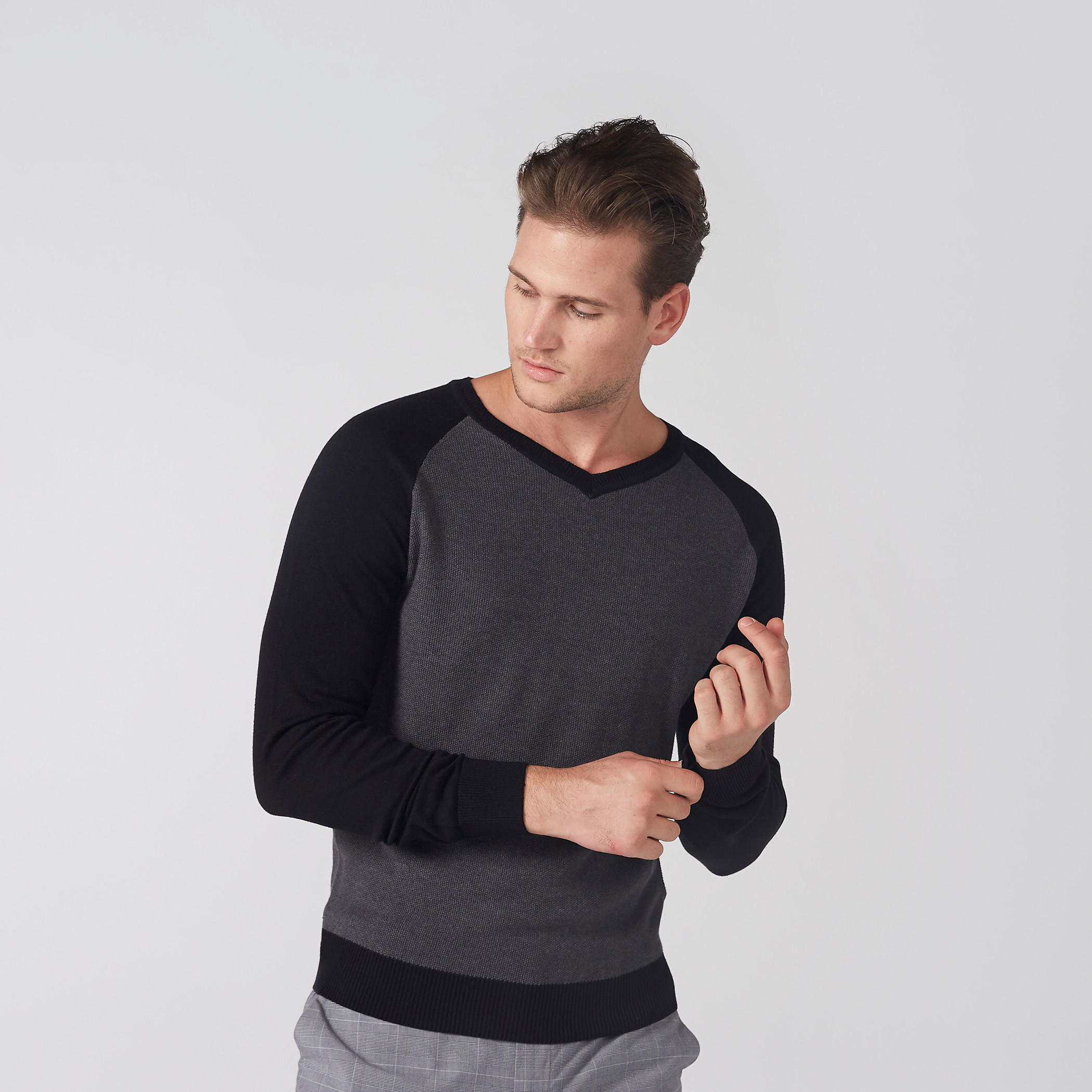 سويت شيرت بياقة V وأكمام مغايرة-men-clothing-sweatersandpullovers-image-2