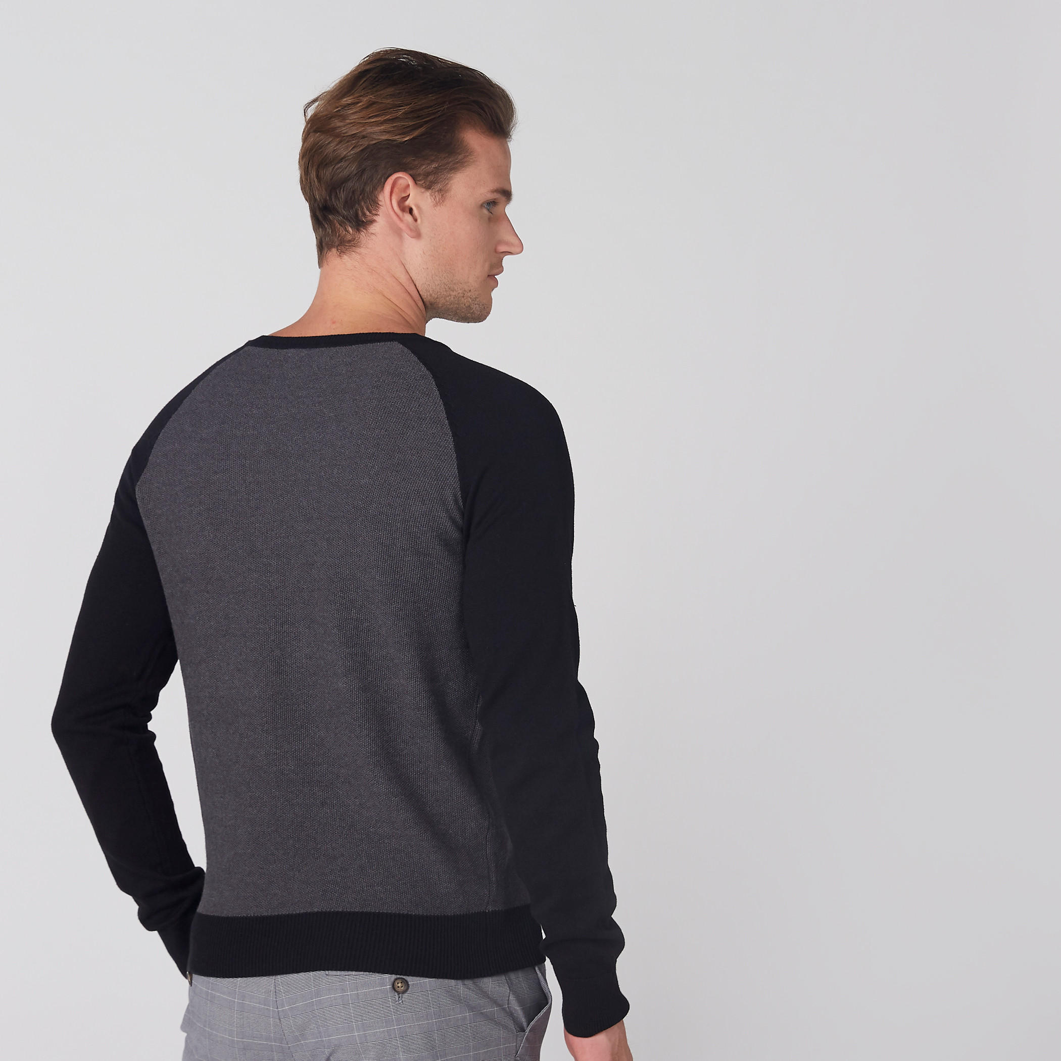 سويت شيرت بياقة V وأكمام مغايرة-men-clothing-sweatersandpullovers-image-3