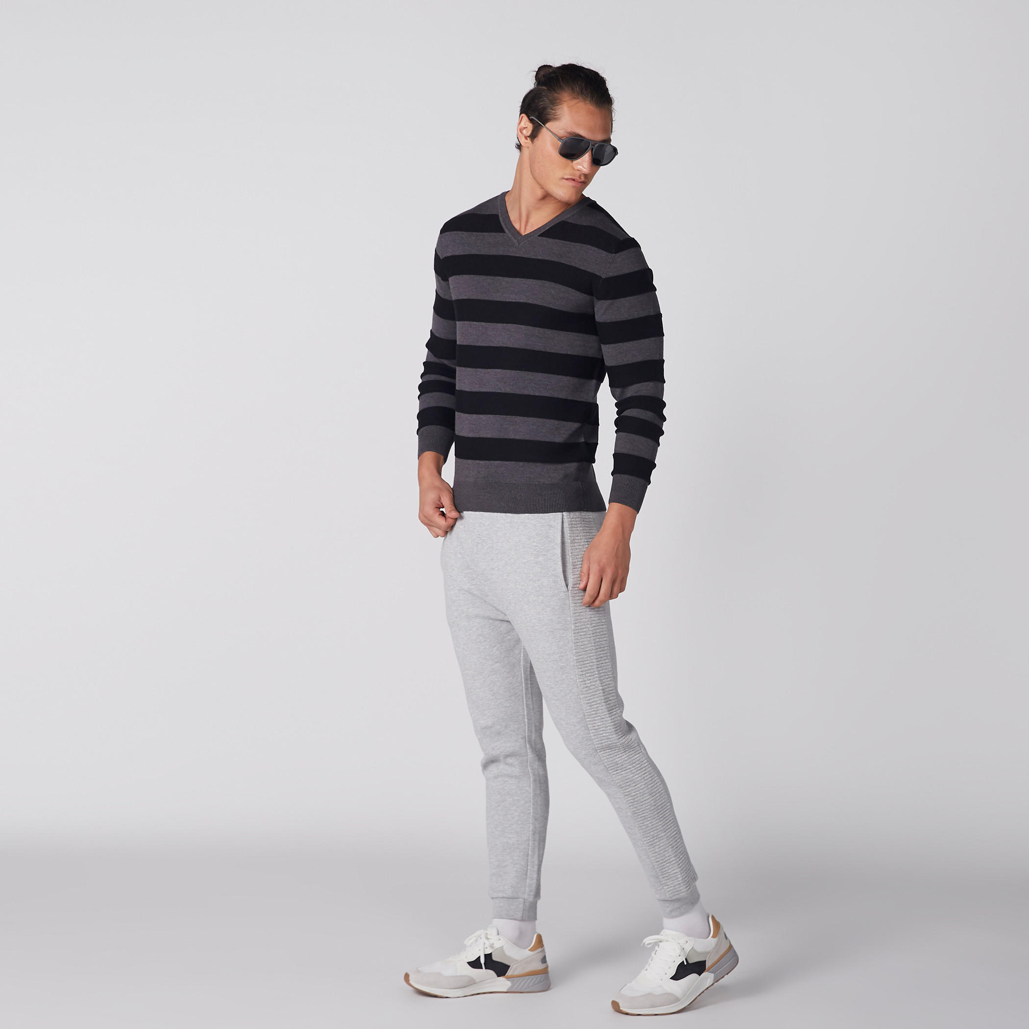 سويتر مقلّم بياقة V وأكمام طويلة-men-clothing-sweatersandpullovers-image-1