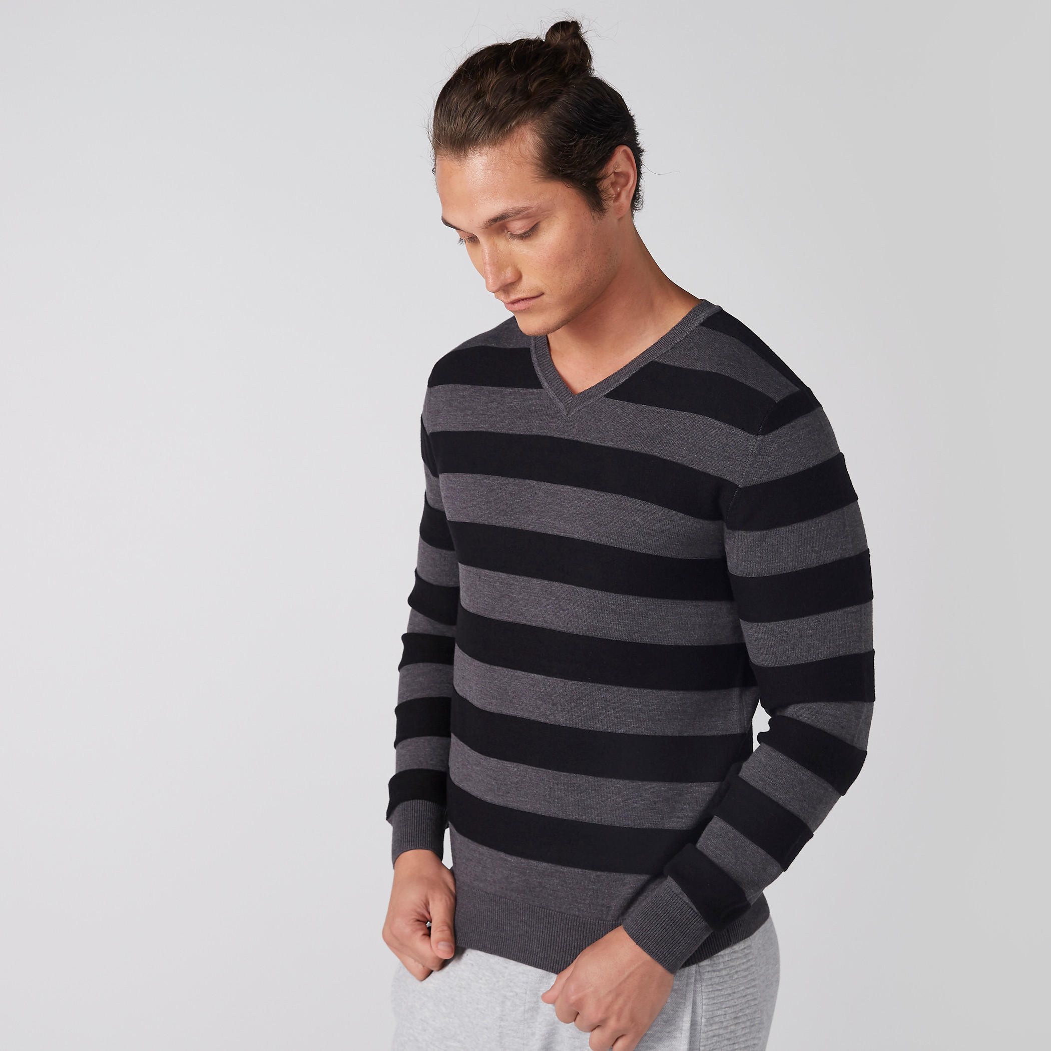 سويتر مقلّم بياقة V وأكمام طويلة-men-clothing-sweatersandpullovers-image-2