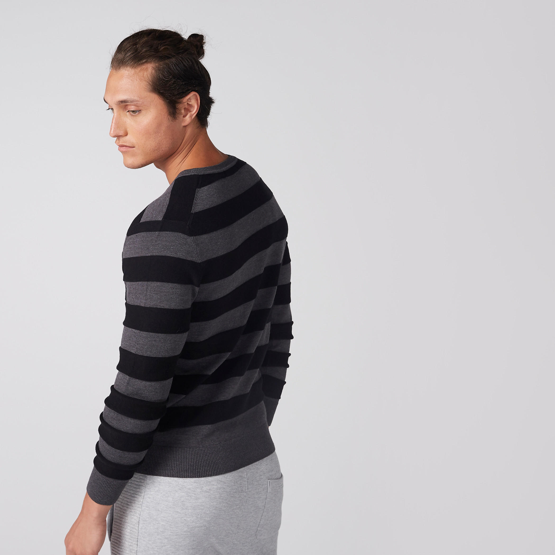 سويتر مقلّم بياقة V وأكمام طويلة-men-clothing-sweatersandpullovers-image-3