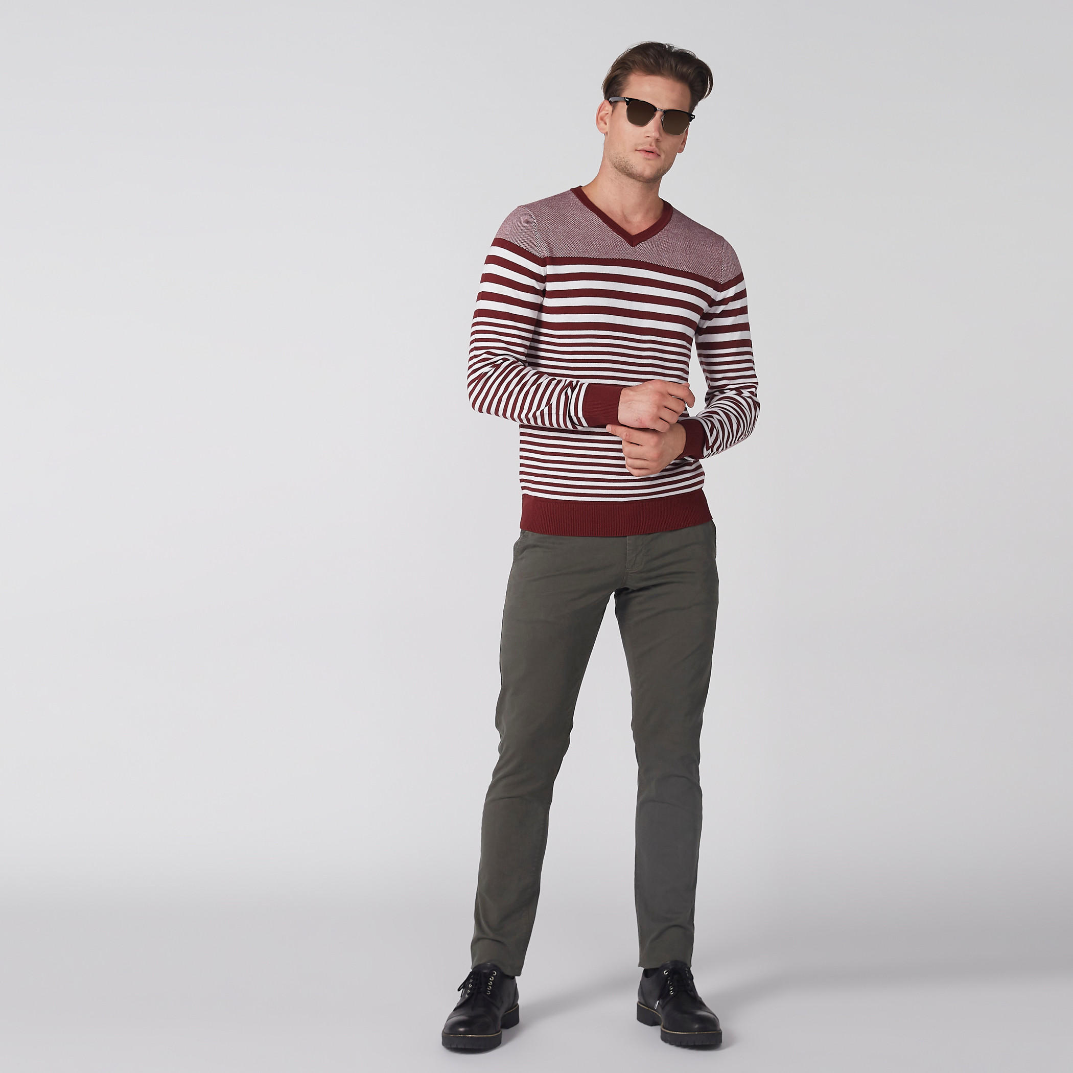 سويتر مقلّم بياقة V وأكمام طويلة-men-clothing-sweatersandpullovers-image-1
