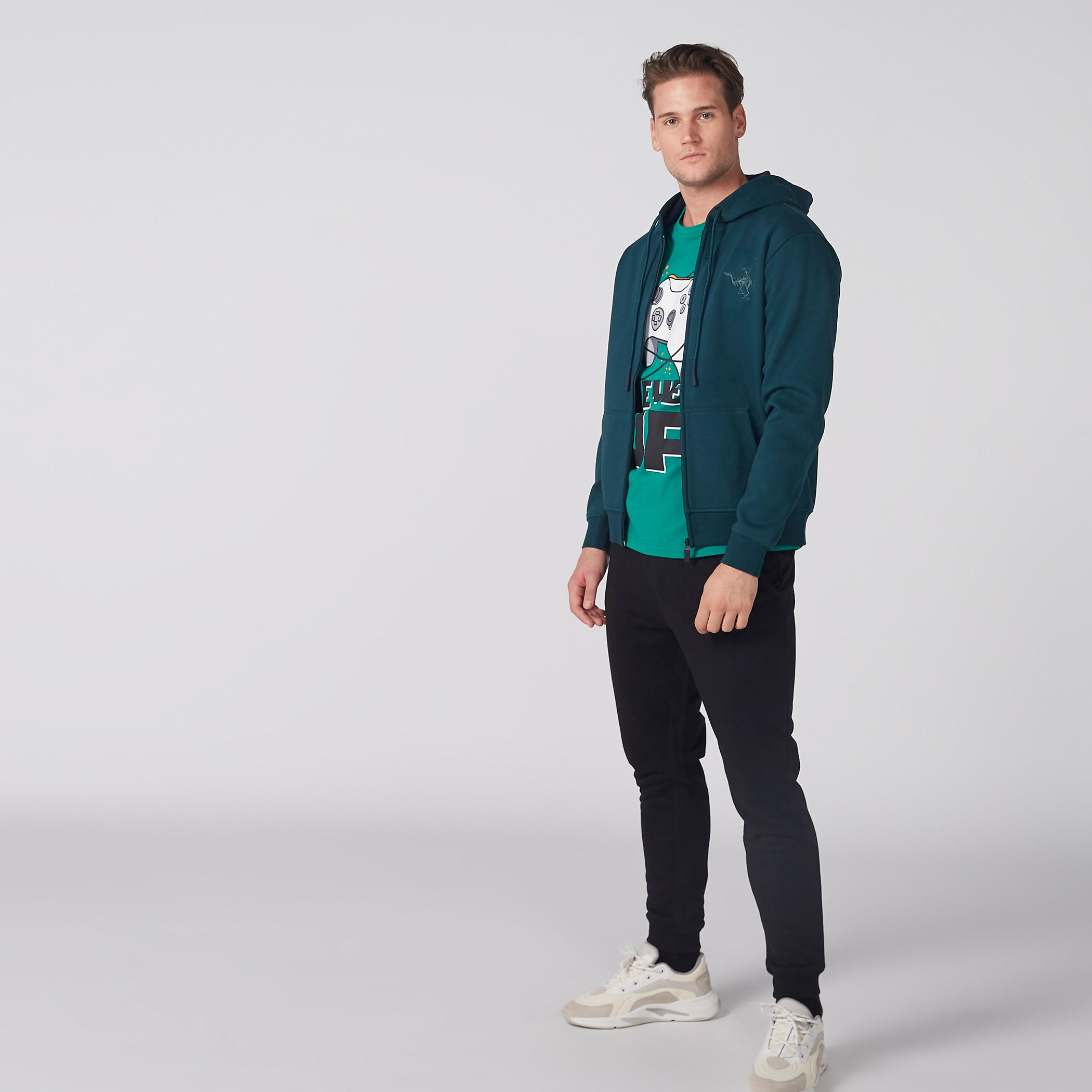 جاكيت بقبعة وسحّاب إغلاق وجيوب-men-winterwear-hoodiesandsweatshirts-image-2