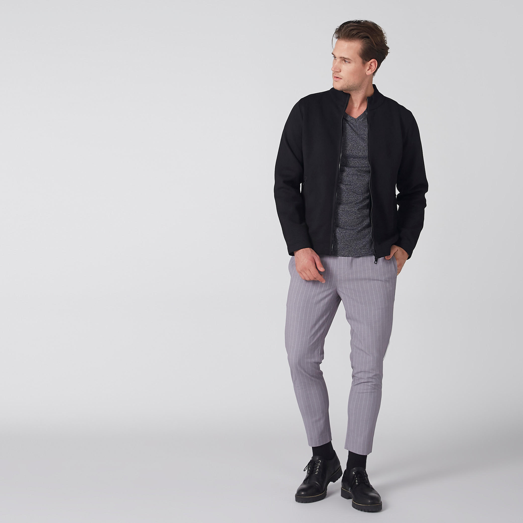 تيشيرت بياقة V وأكمام قصيرة-men-clothing-tshirtsandpolos-tshirts-image-1