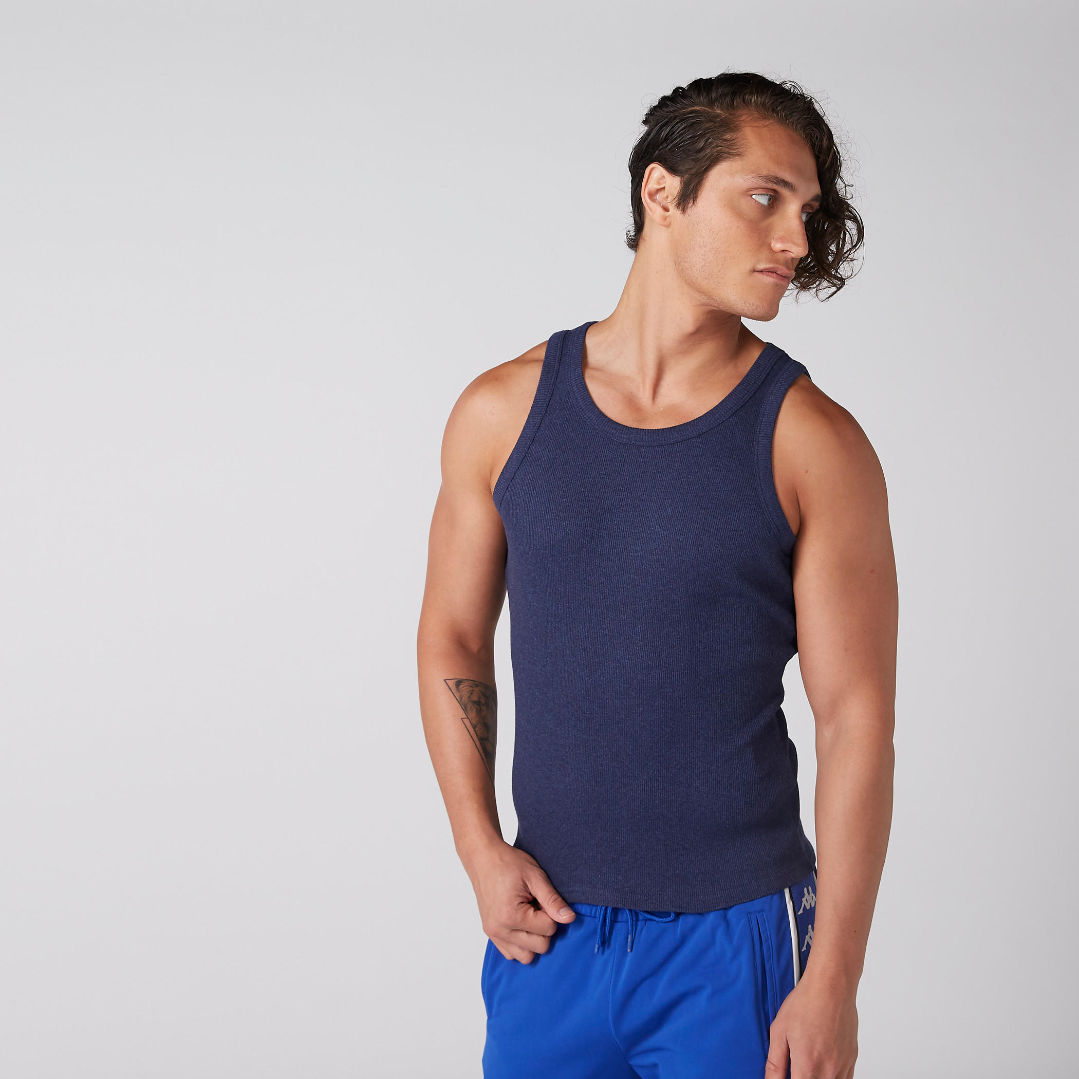فيست مضلّع بياقة عميقة-men-clothing-tshirtsandpolos-vests-image-3