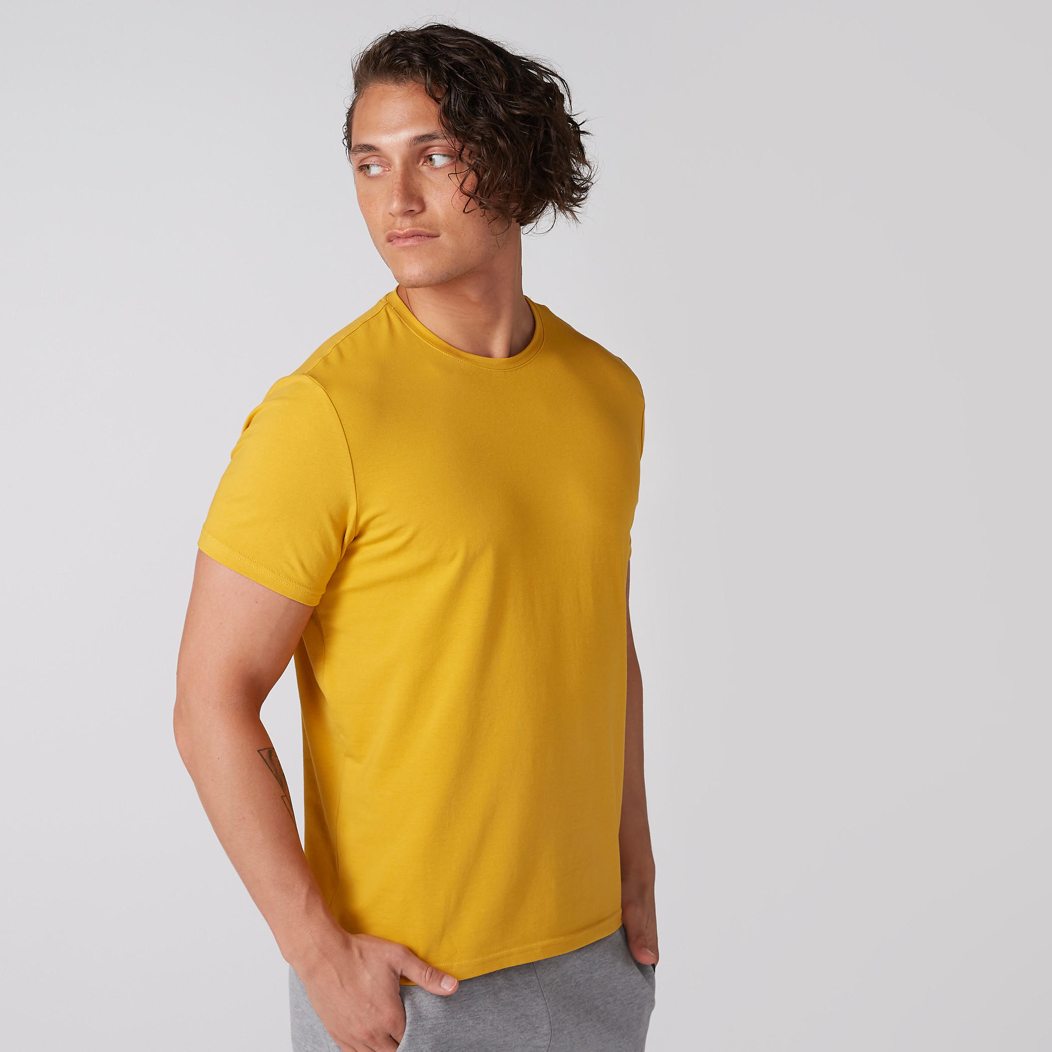 تيشيرت بياقة ضيّقة وأكمام قصيرة-men-clothing-tshirtsandpolos-tshirts-image-1