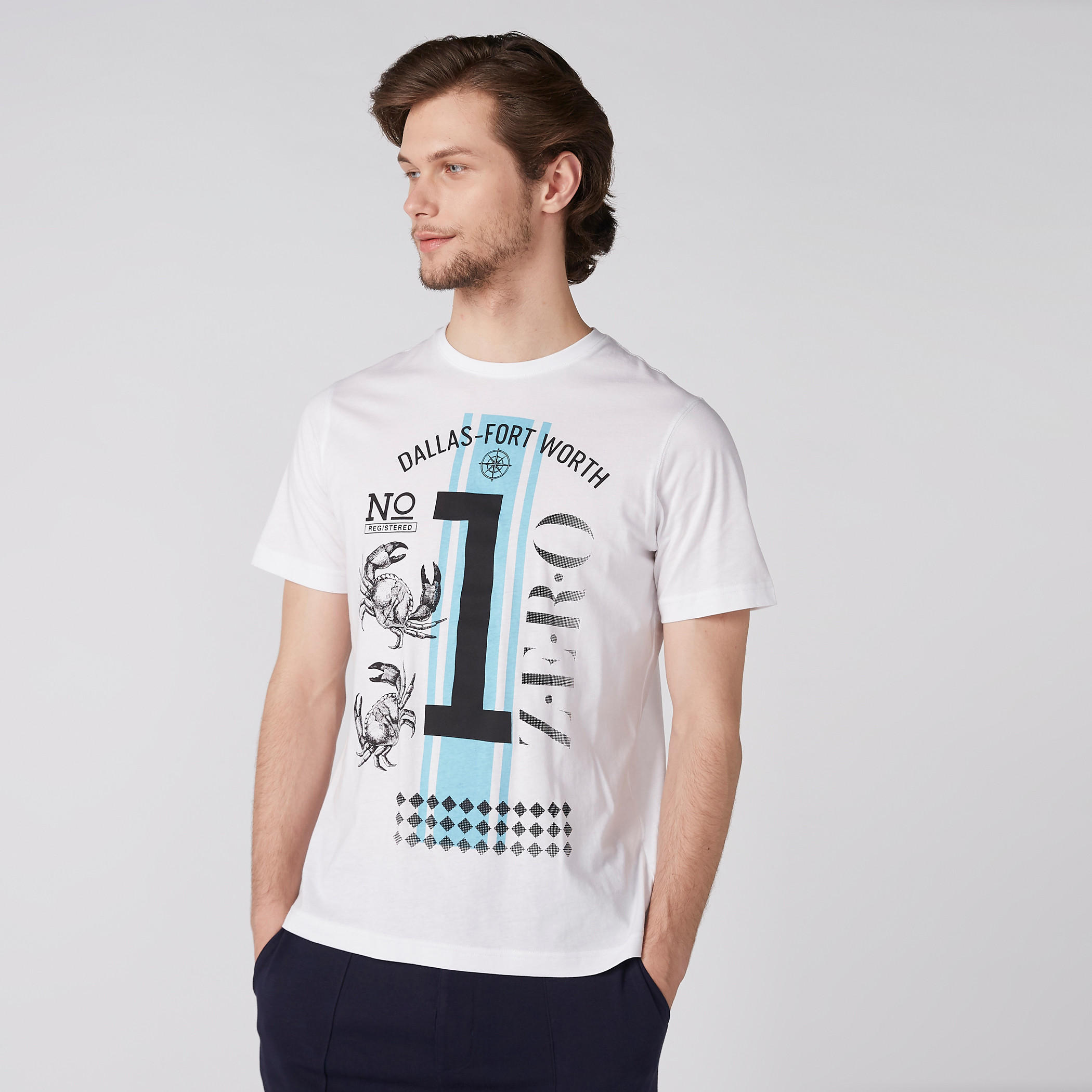تيشيرت بياقة ضيّقة وأكمام قصيرة وطبعات-men-clothing-tshirtsandpolos-tshirts-image-1