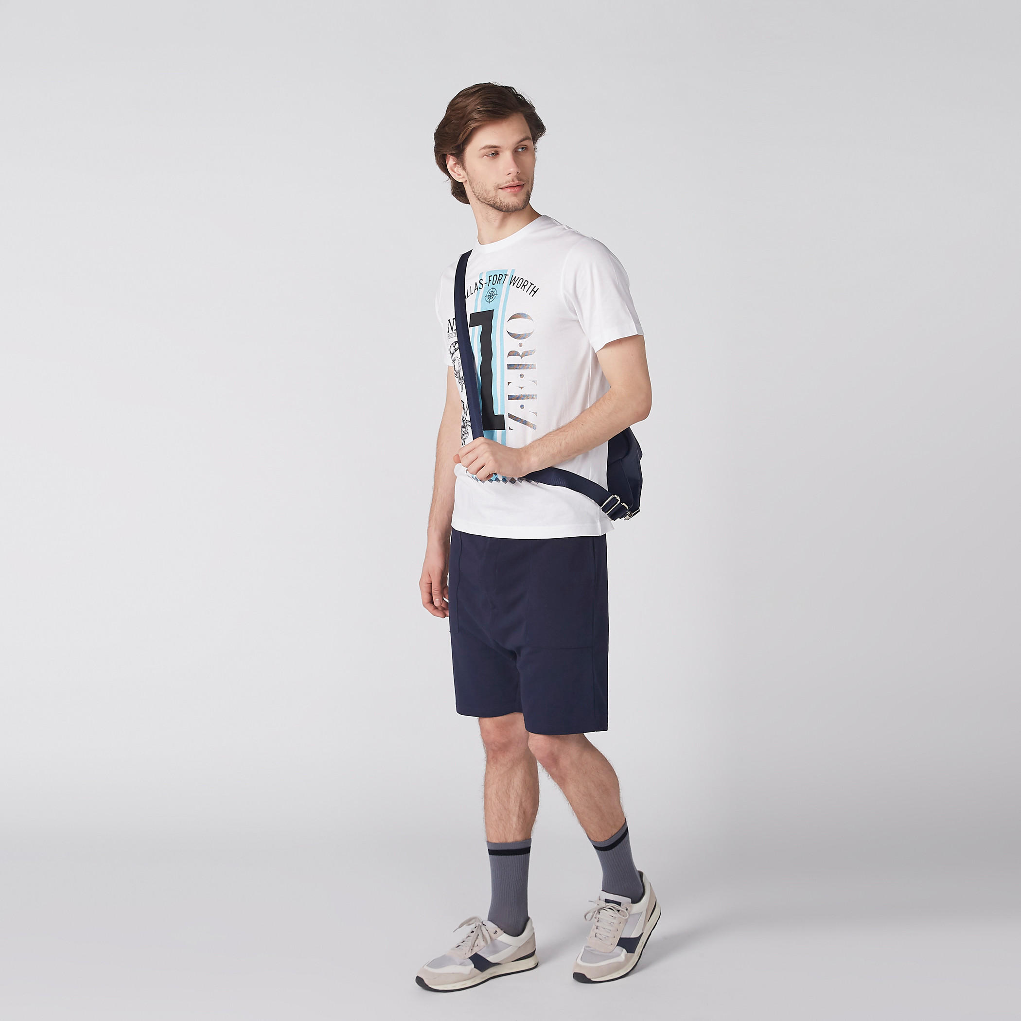 تيشيرت بياقة ضيّقة وأكمام قصيرة وطبعات-men-clothing-tshirtsandpolos-tshirts-image-2