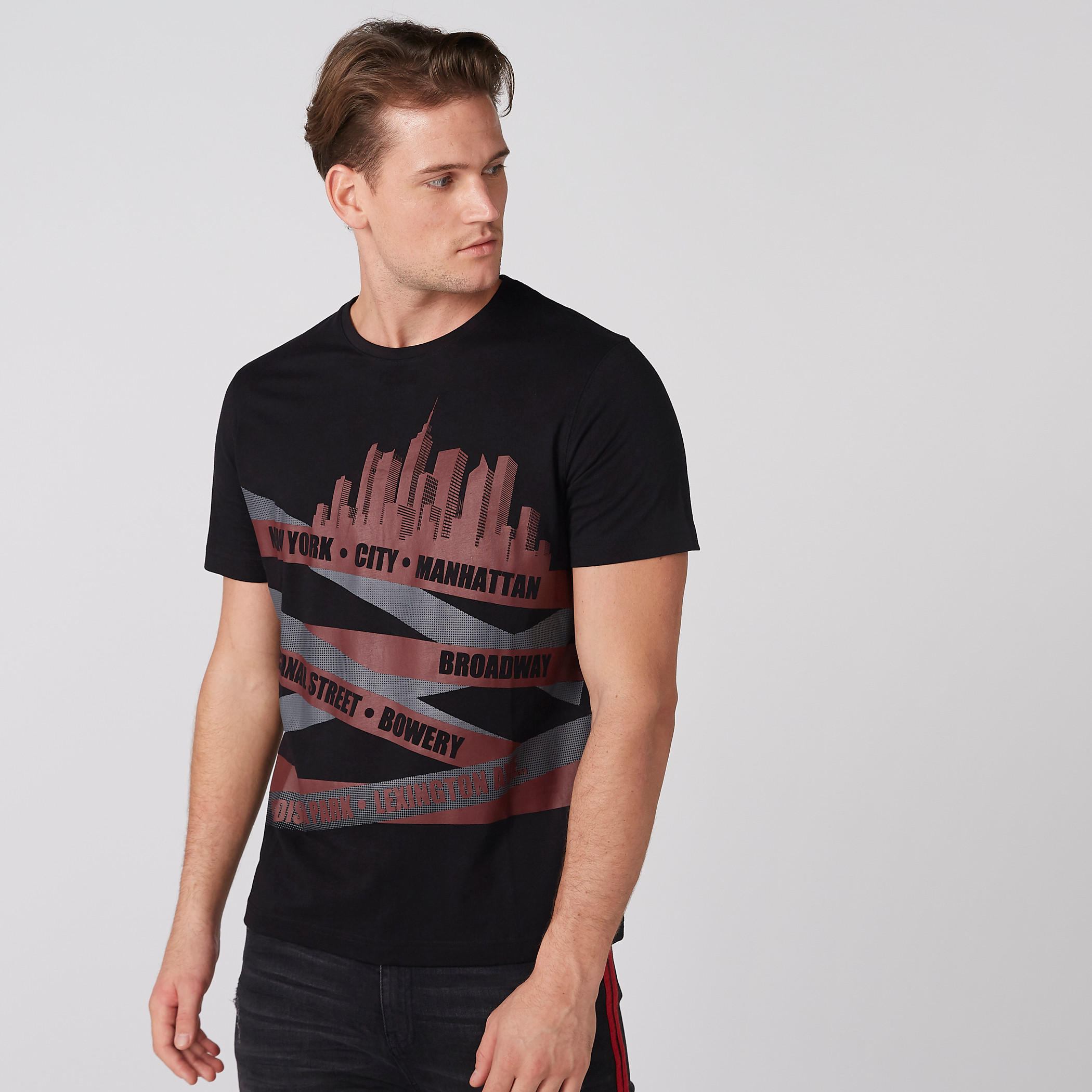 تيشيرت بياقة ضيّقة وأكمام قصيرة وطبعات-men-clothing-tshirtsandpolos-tshirts-image-1
