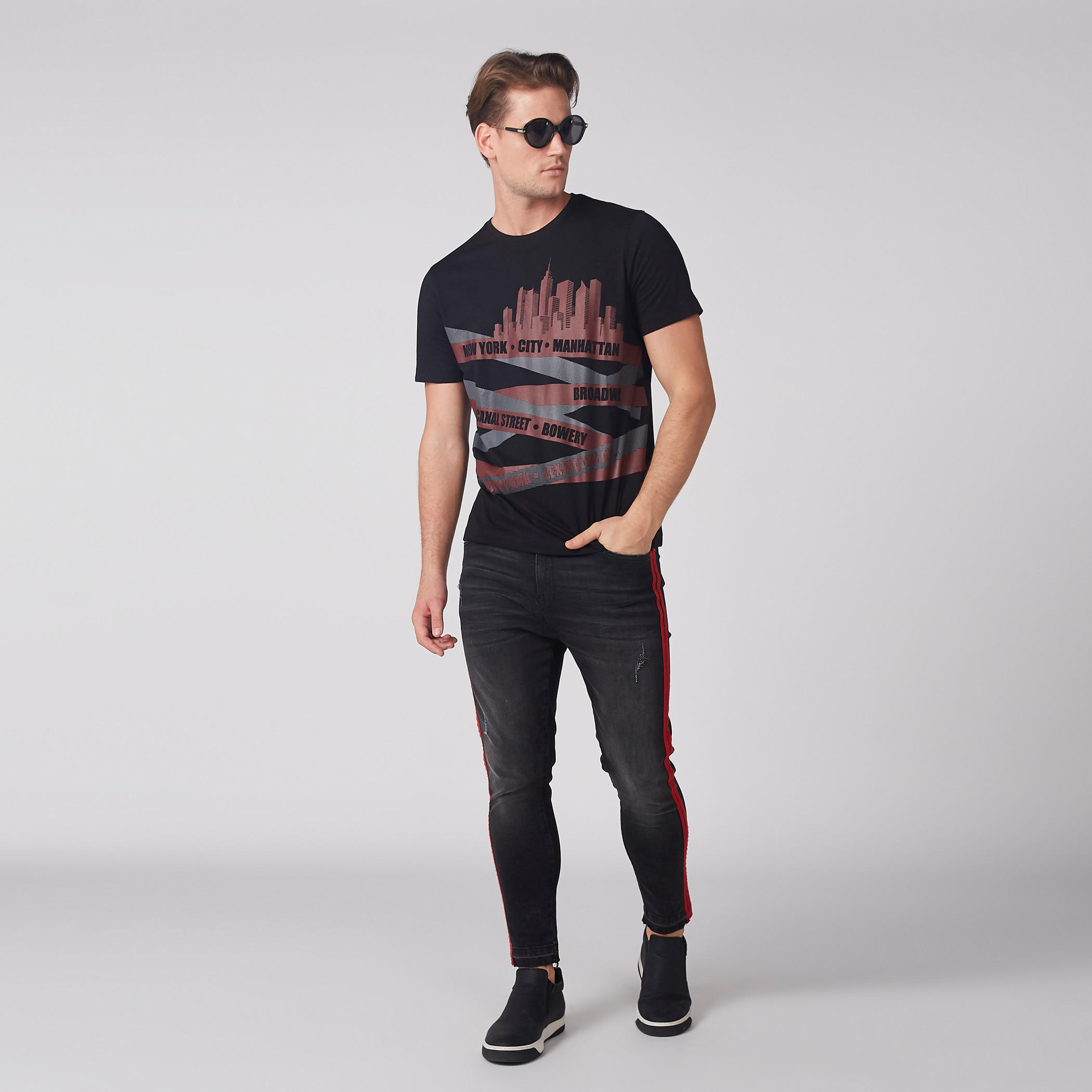 تيشيرت بياقة ضيّقة وأكمام قصيرة وطبعات-men-clothing-tshirtsandpolos-tshirts-image-2