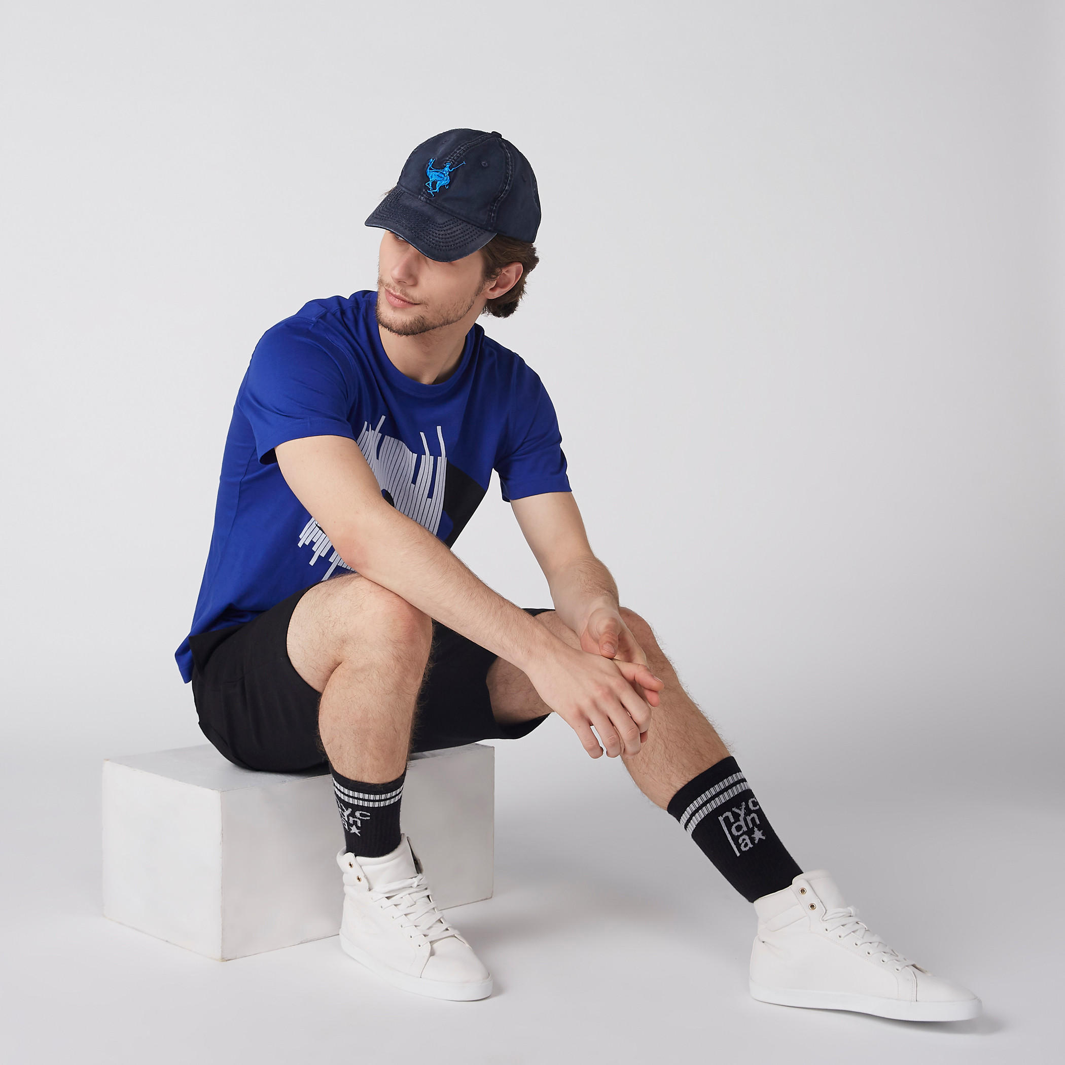 تيشيرت بياقة ضيّقة وأكمام قصيرة وطبعات-men-clothing-tshirtsandpolos-tshirts-image-2