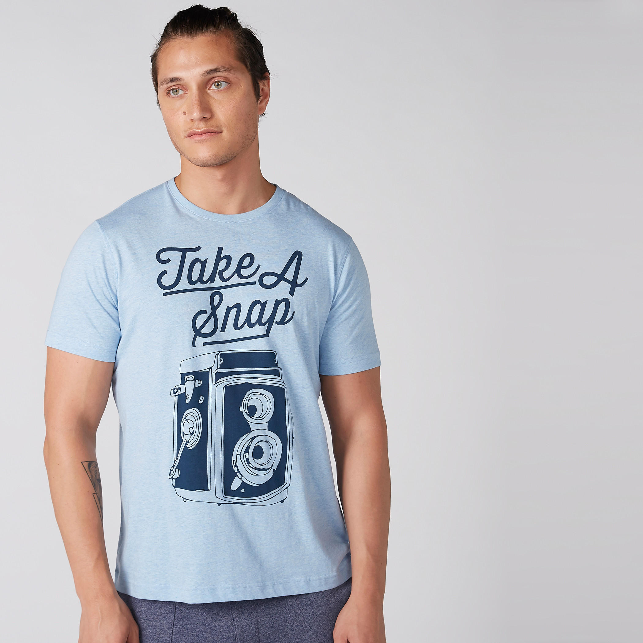 تيشيرت بياقة مستديرة وأكمام قصيرة وطبعات-men-clothing-tshirtsandpolos-tshirts-image-1