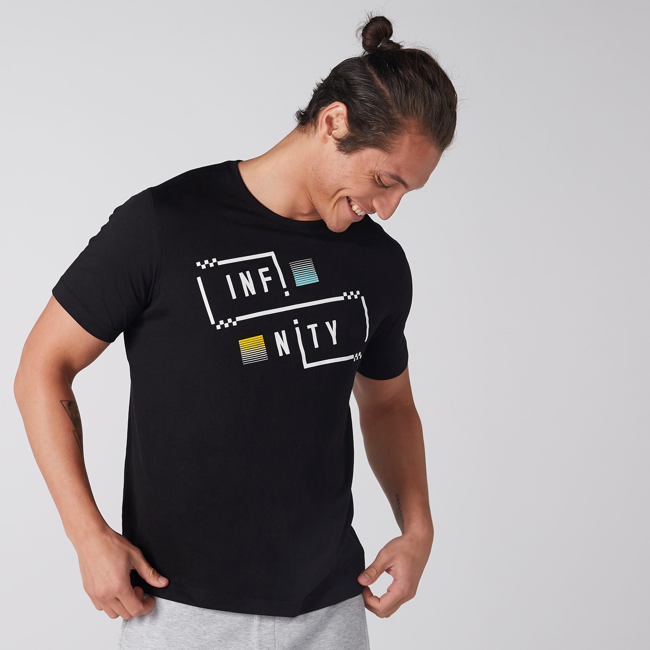 تيشيرت بياقة ضيّقة وأكمام قصيرة وطبعات-men-clothing-tshirtsandpolos-tshirts-image-1
