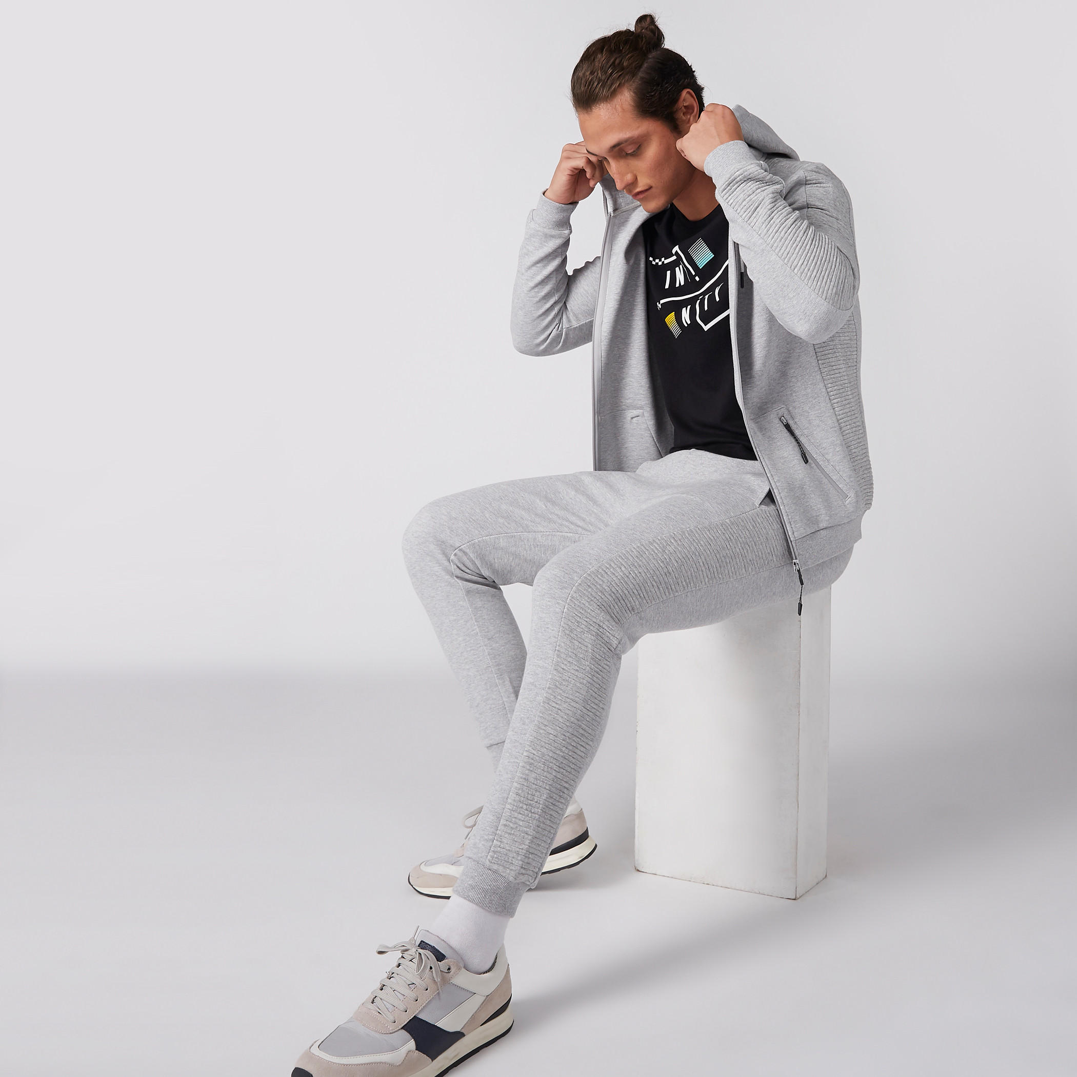 تيشيرت بياقة ضيّقة وأكمام قصيرة وطبعات-men-clothing-tshirtsandpolos-tshirts-image-2