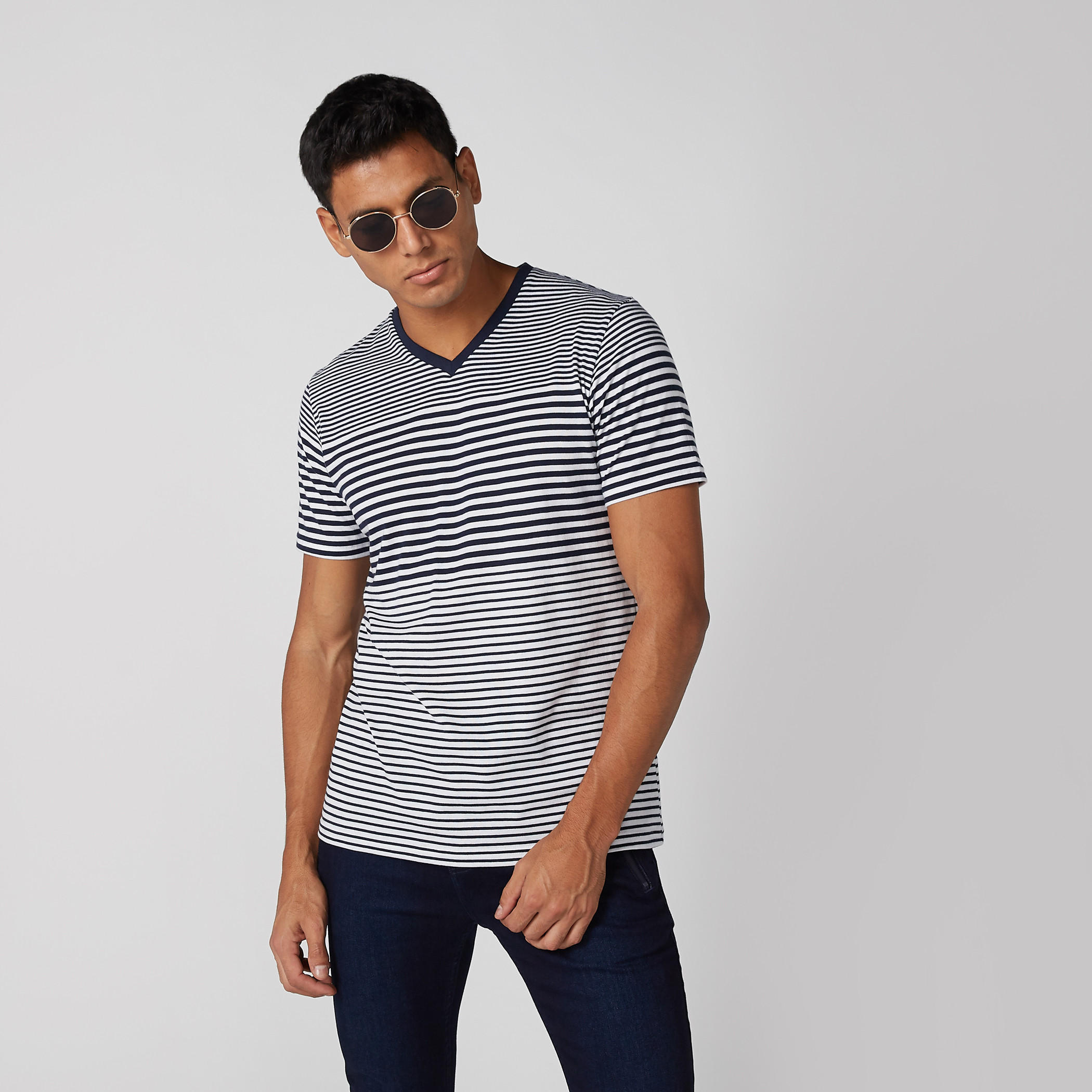تيشيرت مقلّم بياقة V وأكمام قصيرة-men-clothing-tshirtsandpolos-tshirts-image-1