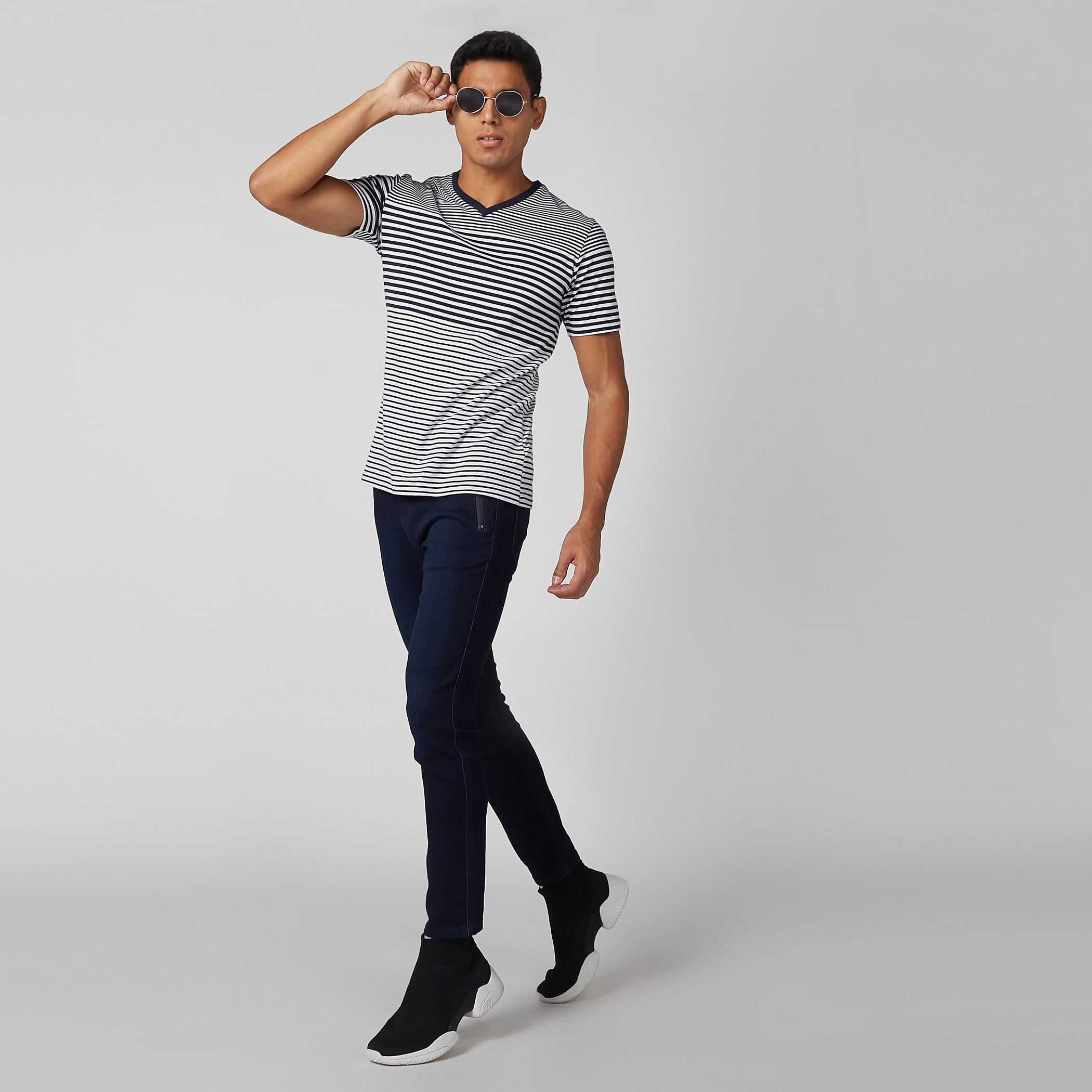 تيشيرت مقلّم بياقة V وأكمام قصيرة-men-clothing-tshirtsandpolos-tshirts-image-2