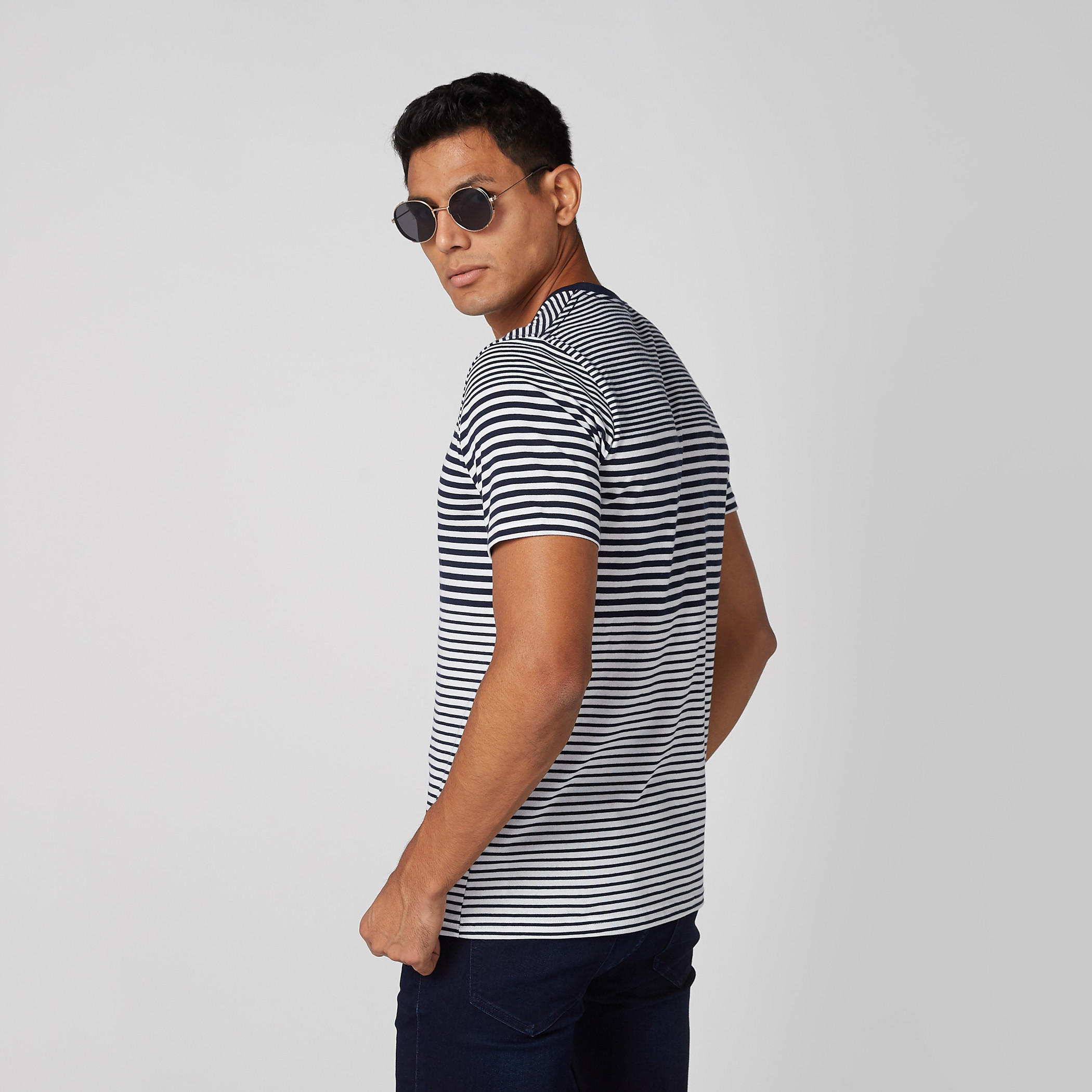 تيشيرت مقلّم بياقة V وأكمام قصيرة-men-clothing-tshirtsandpolos-tshirts-image-3