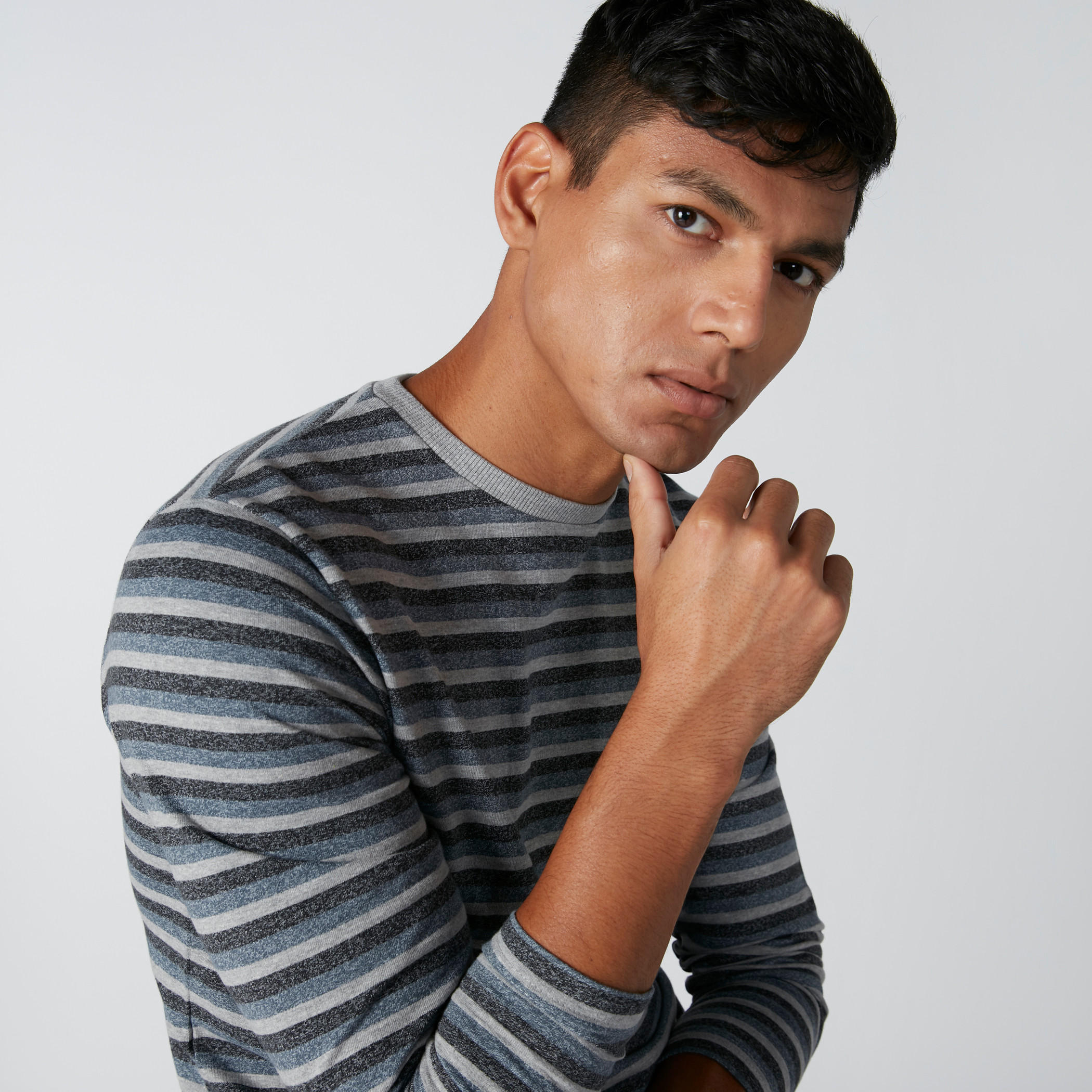 تيشيرت مقلّم بياقة ضيقة وأكمام طويلة-men-clothing-tshirtsandpolos-tshirts-image-1