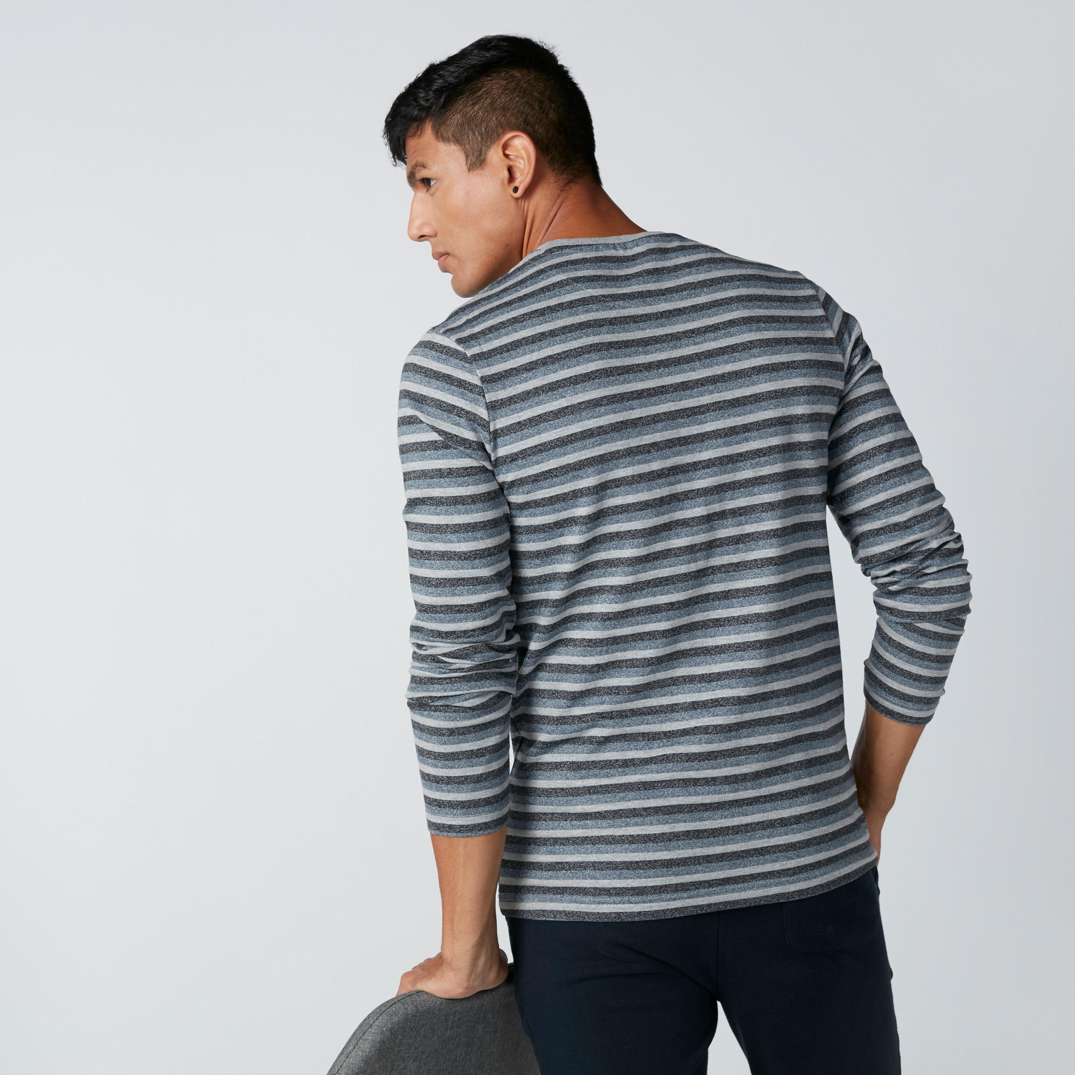 تيشيرت مقلّم بياقة ضيقة وأكمام طويلة-men-clothing-tshirtsandpolos-tshirts-image-2